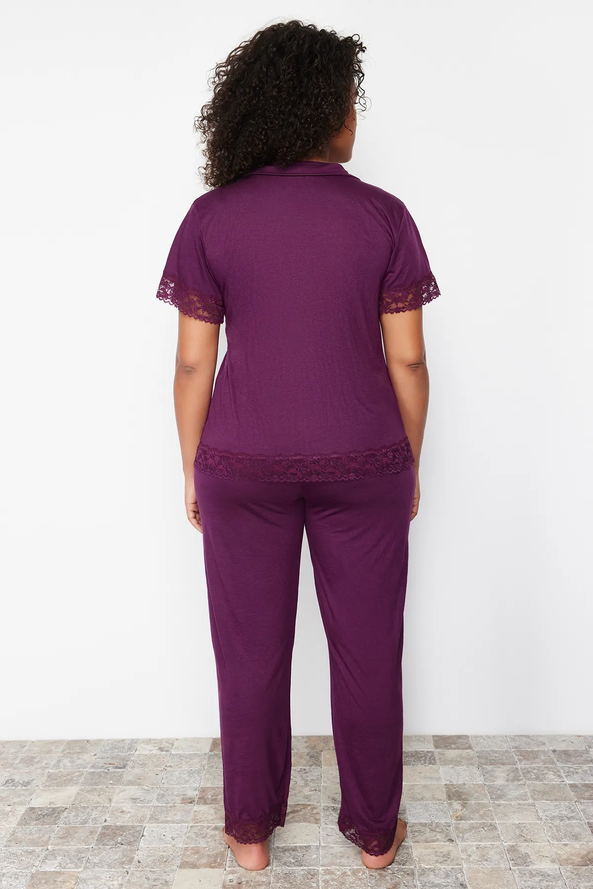 Trendyol Curve  Gestricktes Pyjama-Set aus pflaumenfarbener Spitze TBSSS22PT0623