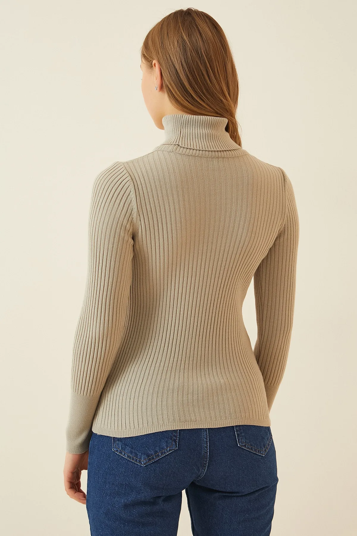Happiness İstanbul  Beiger Rollkragenpullover aus geripptem Lycra für Damen DD01007