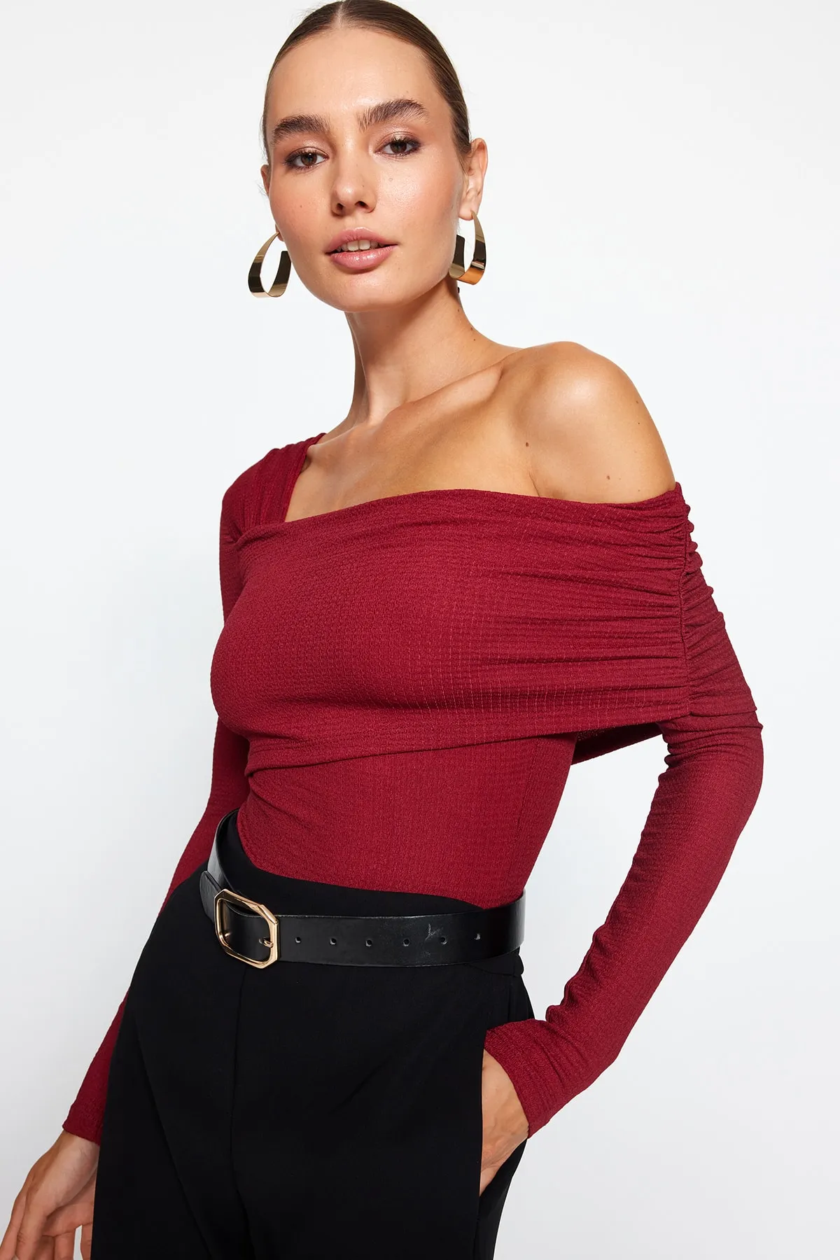 Trendyol Collection  Weinroter asymmetrischer Kragen, detailliert drapiert, tailliert/körperbetont, Wickel-/strukturierter Strickbody TWOAW23BD00043