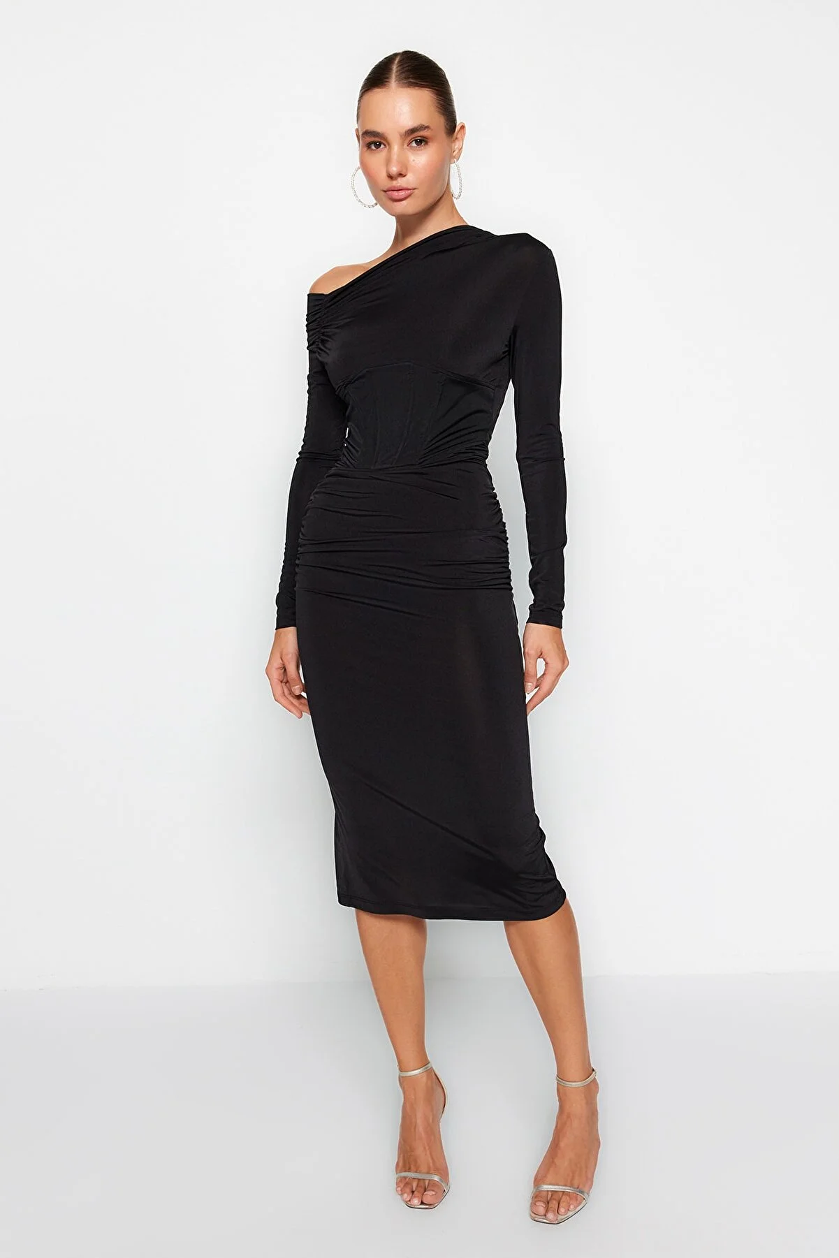 Trendyol Collection  Schwarzes, figurbetontes, gestricktes Korsett mit detailliertem, elegantem Abendkleid TPRAW24EL00053