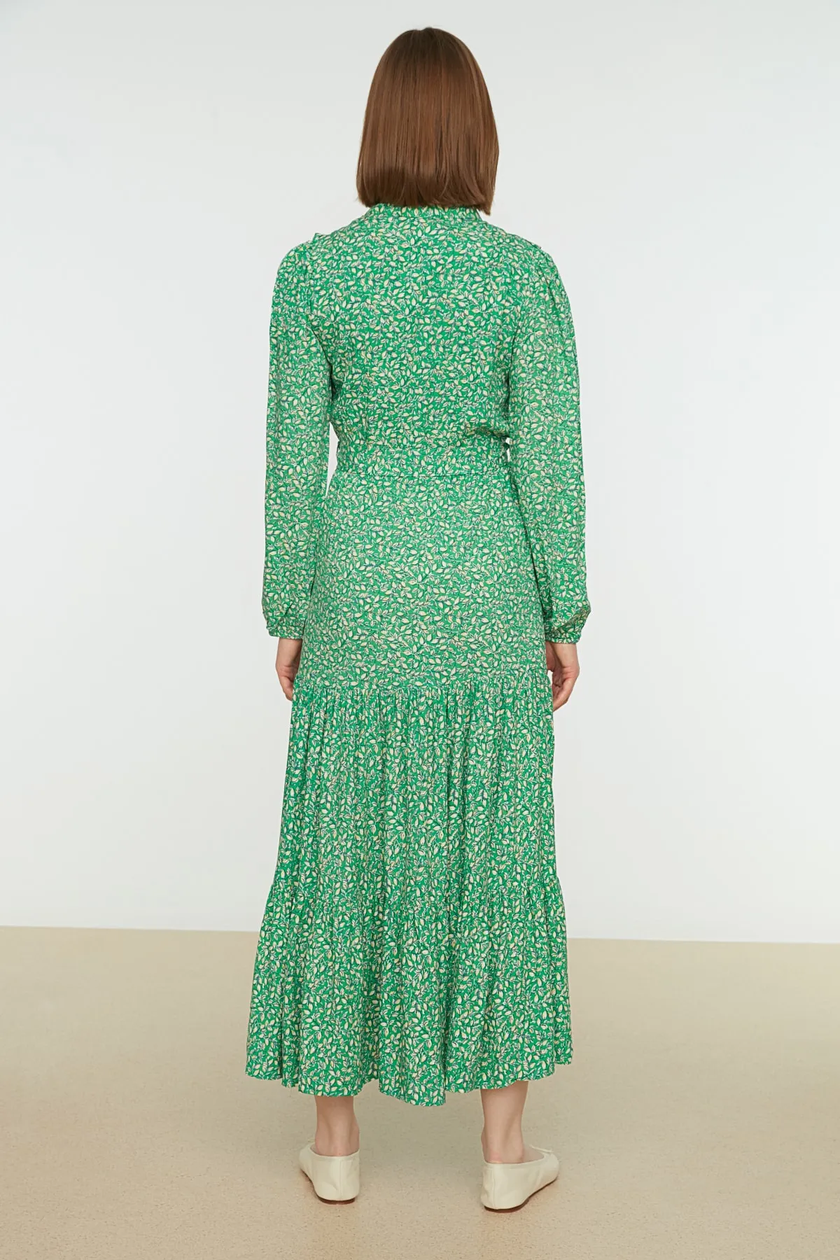 Trendyol Modest  Grünes, kleines, mit Blumenmuster bedrucktes, gewebtes Kleid mit Rüschen und Gürtel TCTSS21EL3340