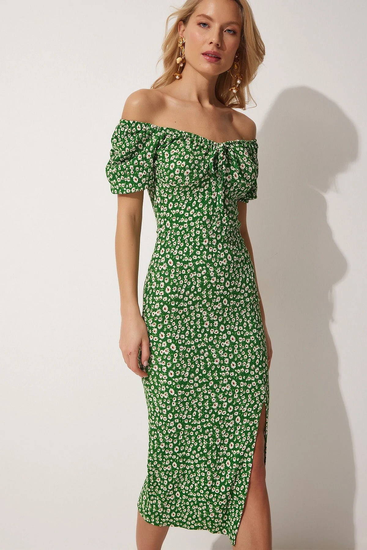 Happiness İstanbul  Grünes Sommer-Strickkleid mit Carmenkragen und Schlitz für Damen FF00113