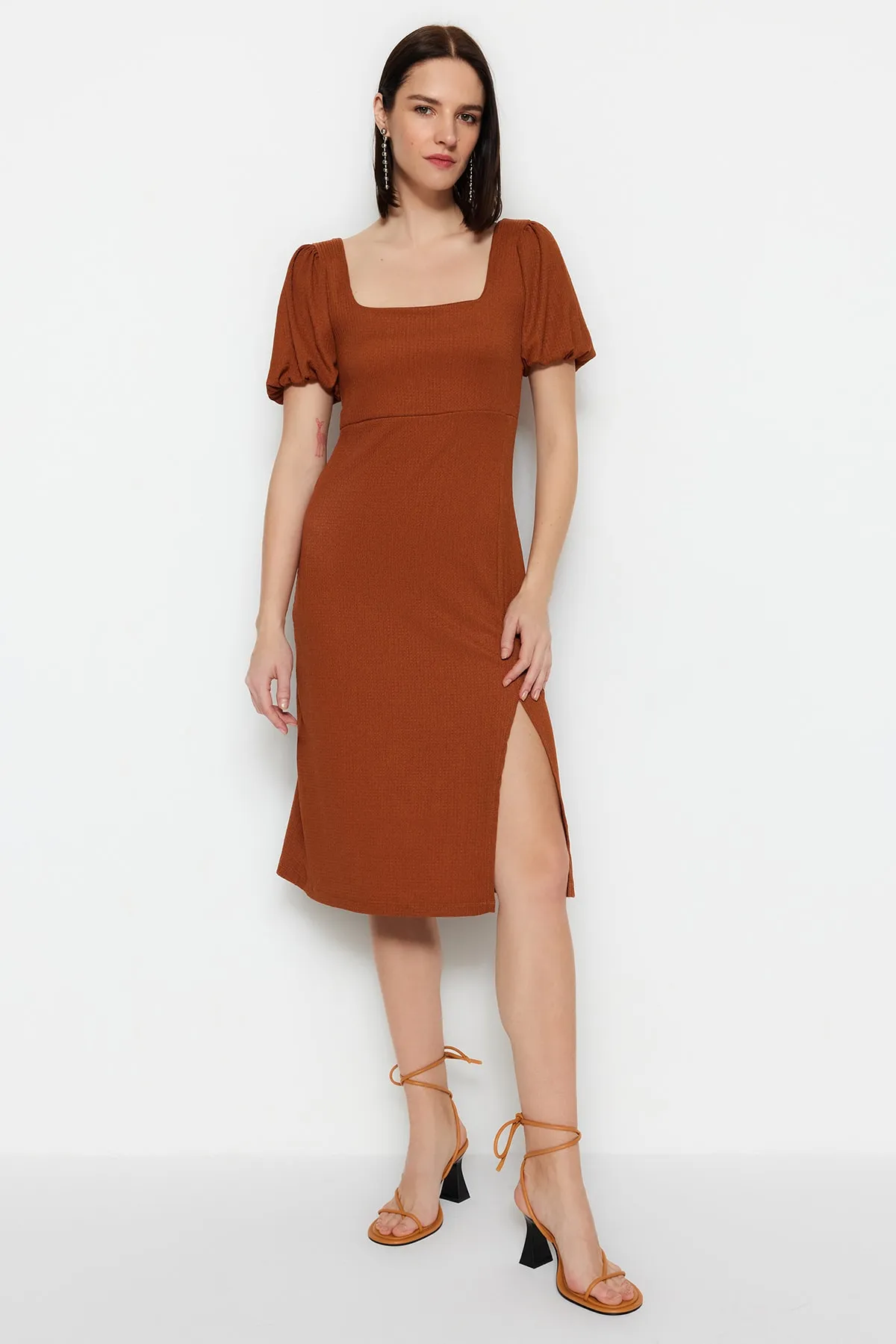 Trendyol Collection  Zimtfarbenes A-Linien-Strickkleid mit quadratischem Kragen, Ballonärmeln, Schlitz, Wickel-/strukturiertem Midi-Strickkleid TWOSS23EL01533