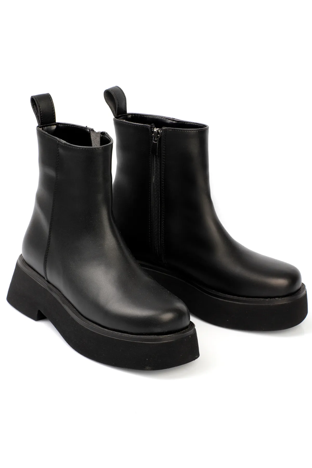 Capone Outfitters  Damenstiefel mit runder Spitze, seitlichem Reißverschluss und Trak-Sohle