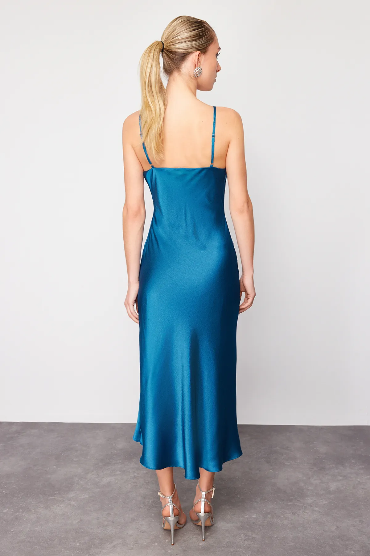 Trendyol Collection  Abendkleid aus ölgefüttertem, gewebtem Satin TPRSS19BB0058