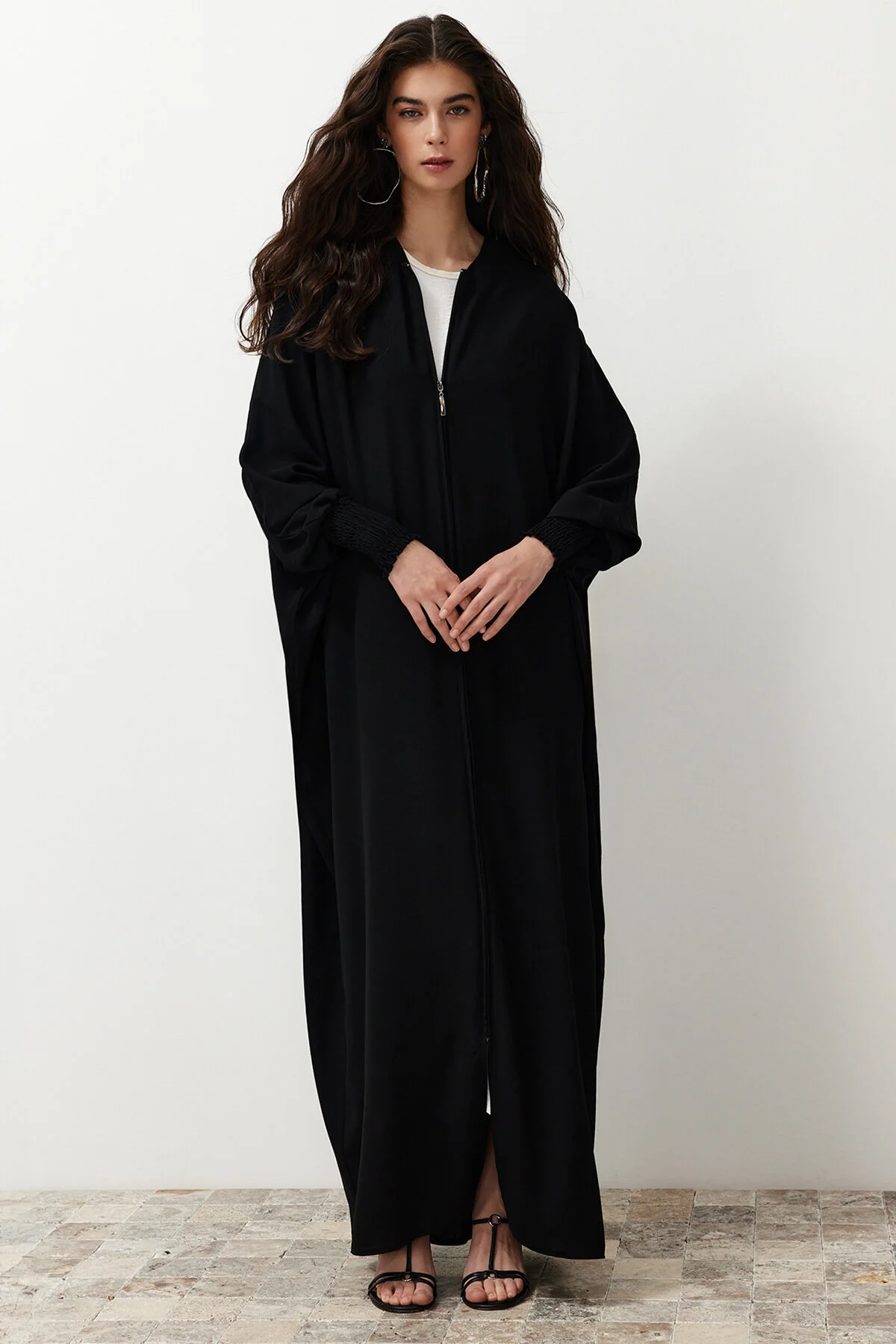 Trendyol Modest  Schwarze gewebte Kappe mit Fledermausärmeln und Abaya in weiter Passform TCTSS24KF00021