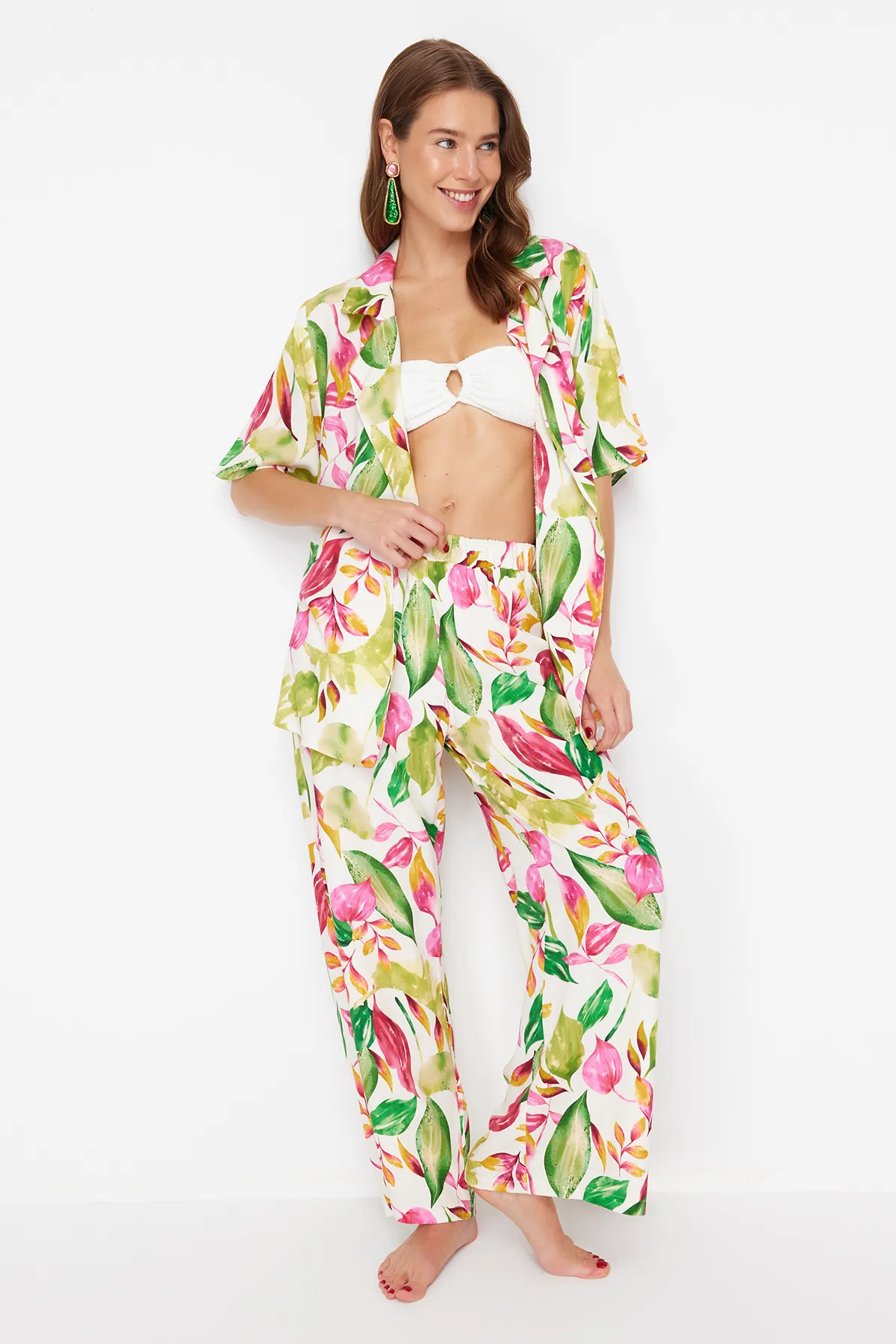 Trendyol Collection  Gewebtes Kimono-Hosen-Set mit Blumenmuster und Gürtel TBESS24AU00074