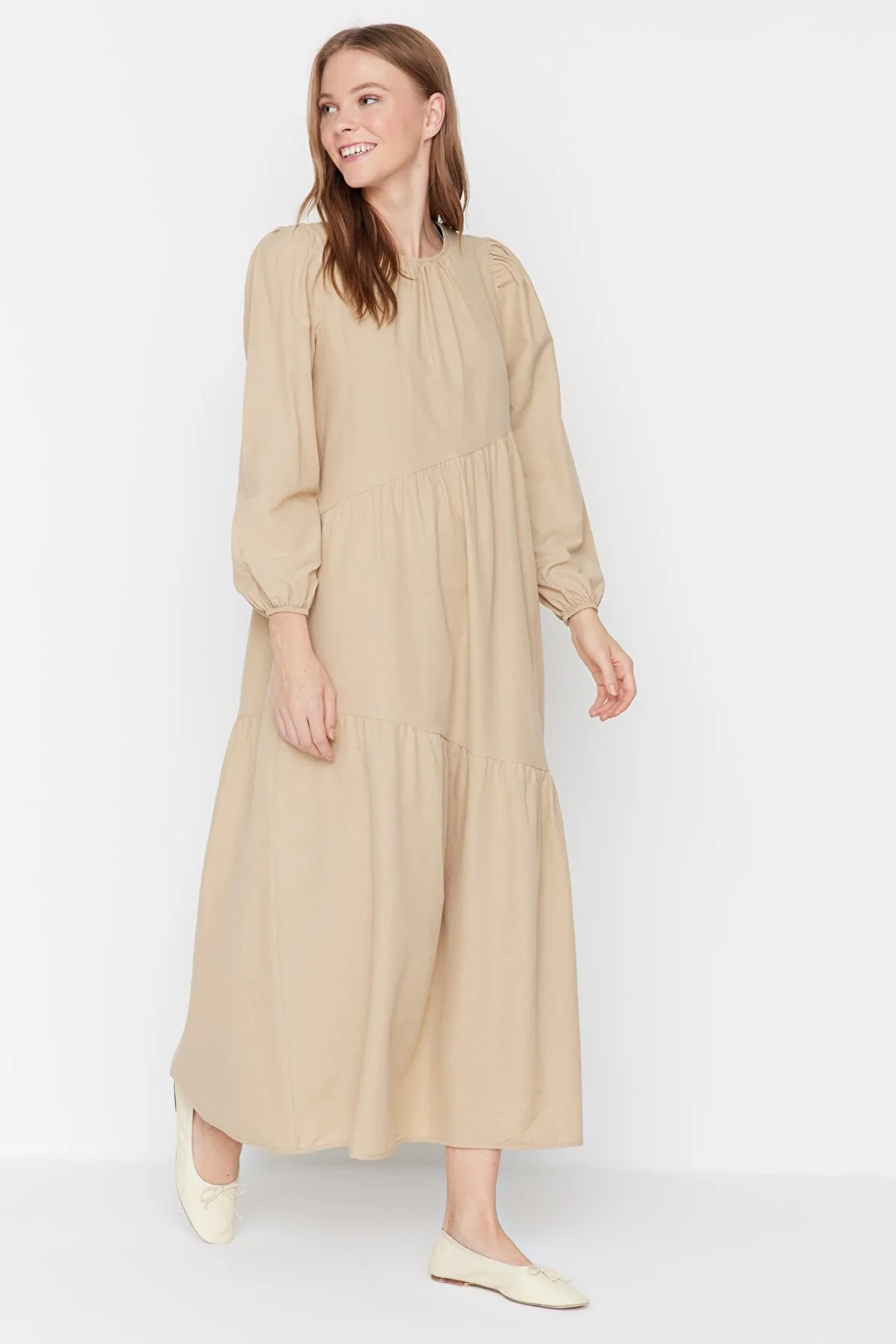Trendyol Modest  Nerzfarbenes, detailliertes, weit geschnittenes Baumwollkleid mit Raffungen TCTSS21EL3470