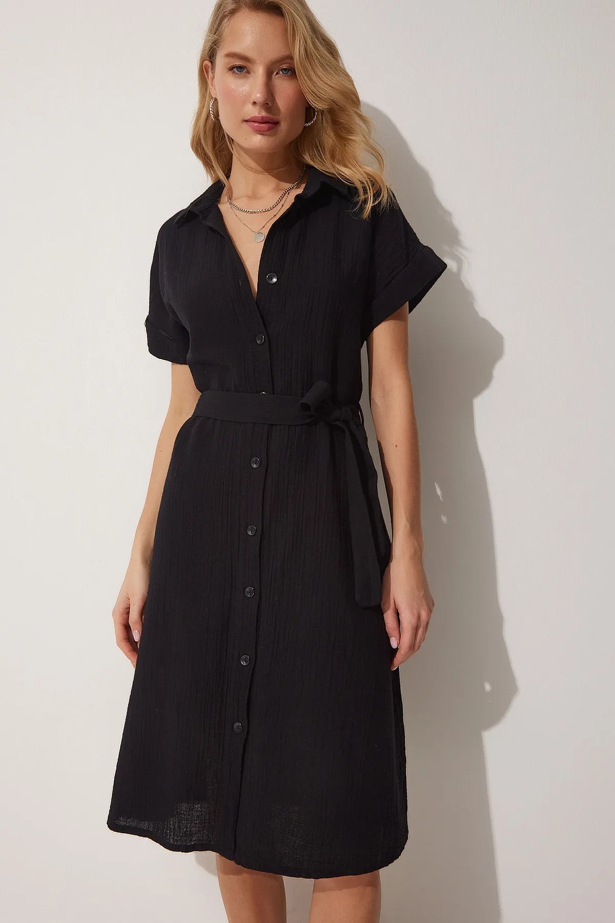 Happiness İstanbul  Schwarzes Leinenhemdkleid mit Gürtel für Damen MX00046