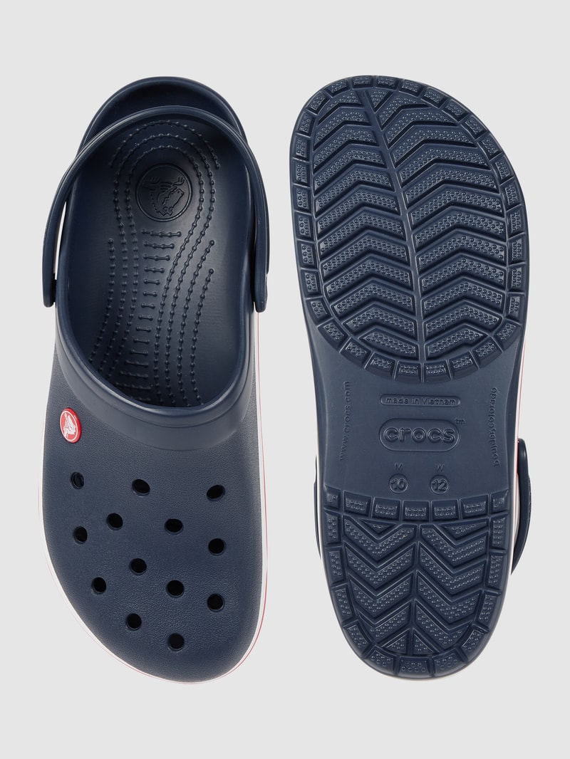 Clogs mit Luftlöchern in dunkelblau
