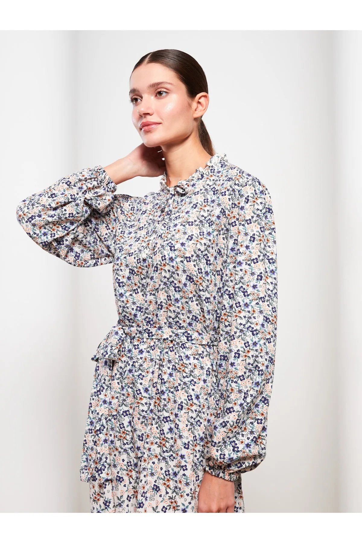 LC Waikiki  Gemustertes langärmliges Damenkleid mit Bindekragen