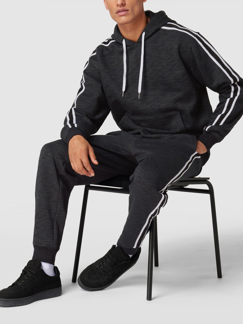 Hoodie mit Label-Patch in schwarz