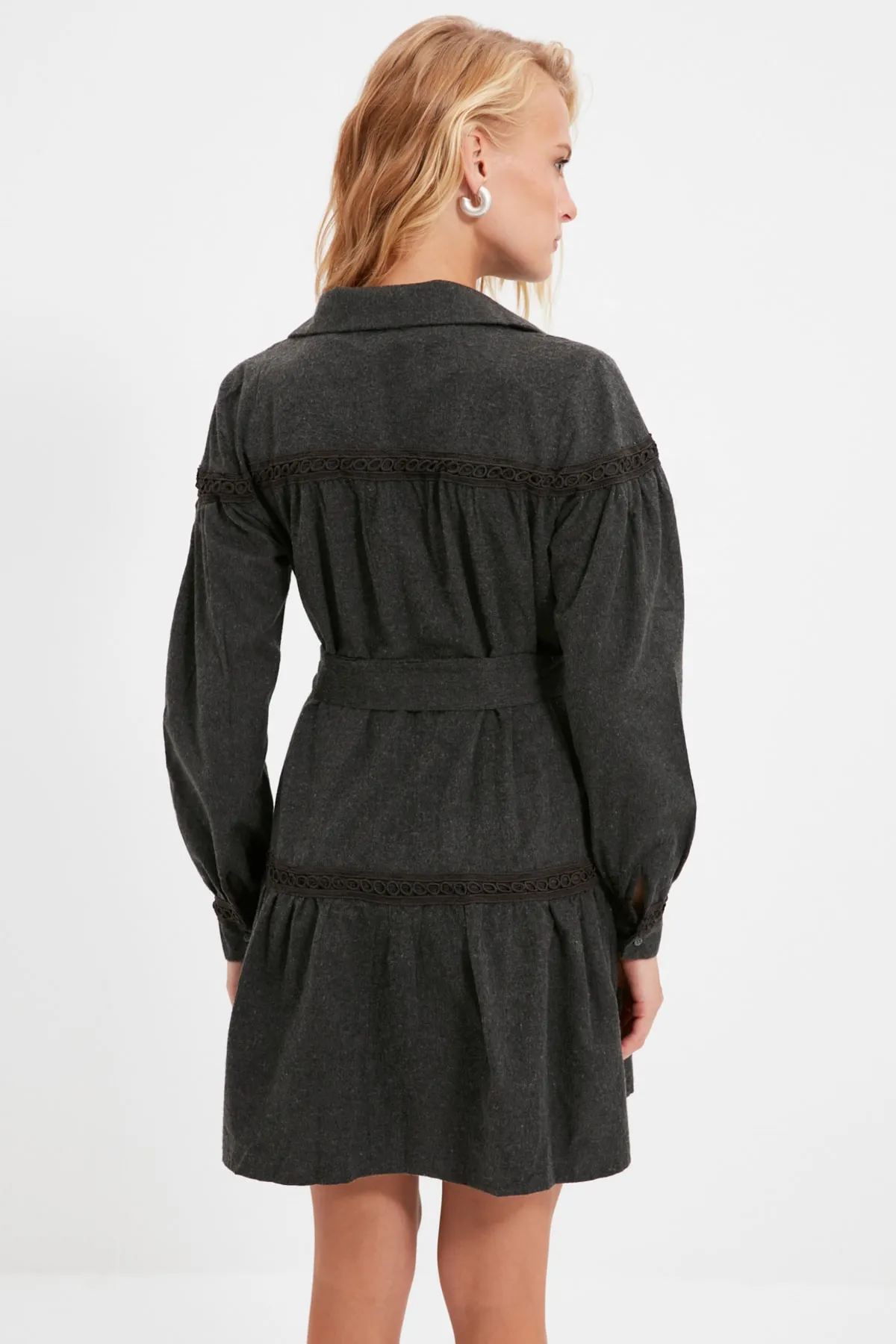 Trendyol Collection  Anthrazitfarbenes, gewebtes Mini-Hemdkleid mit Gürtel TWOAW21EL1964