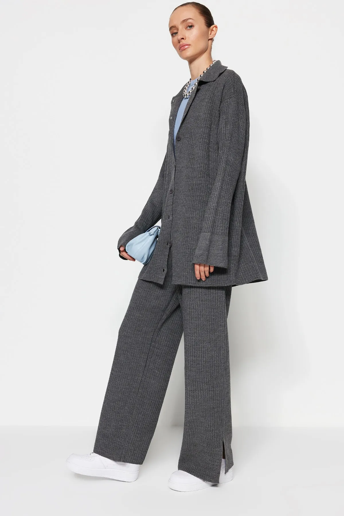 Trendyol Modest  Anthrazitfarbenes Strickset mit Cardigan und Hose und Schlitzdetail TCTAW23US00028