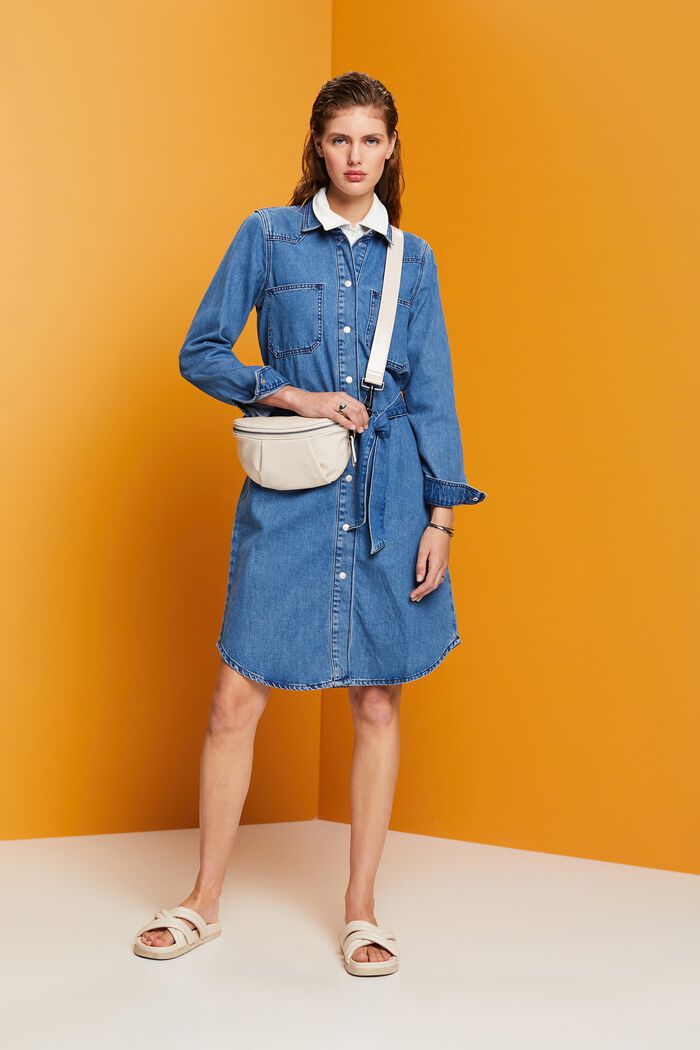 Kurzes Jeanskleid mit Bindegürtel