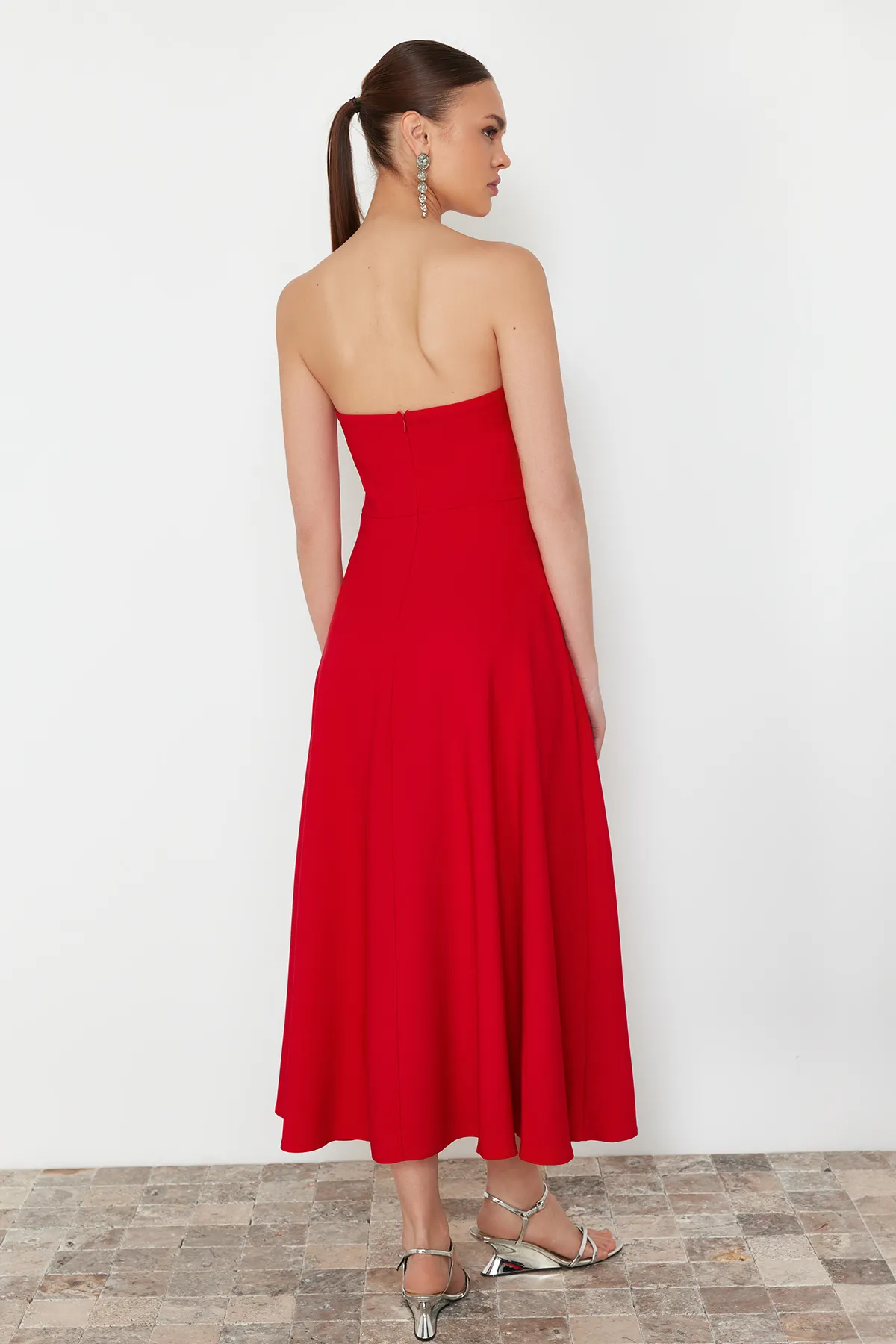 Trendyol Collection  Rotes Abendkleid mit Taillenöffnung/Skater-Stil TPRSS24EL00139