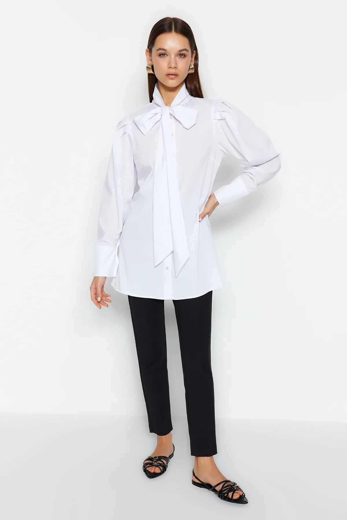 Trendyol Modest  Weißes, gewebtes Hemd mit Kragen und Krawattendetail TCTSS24TG00002