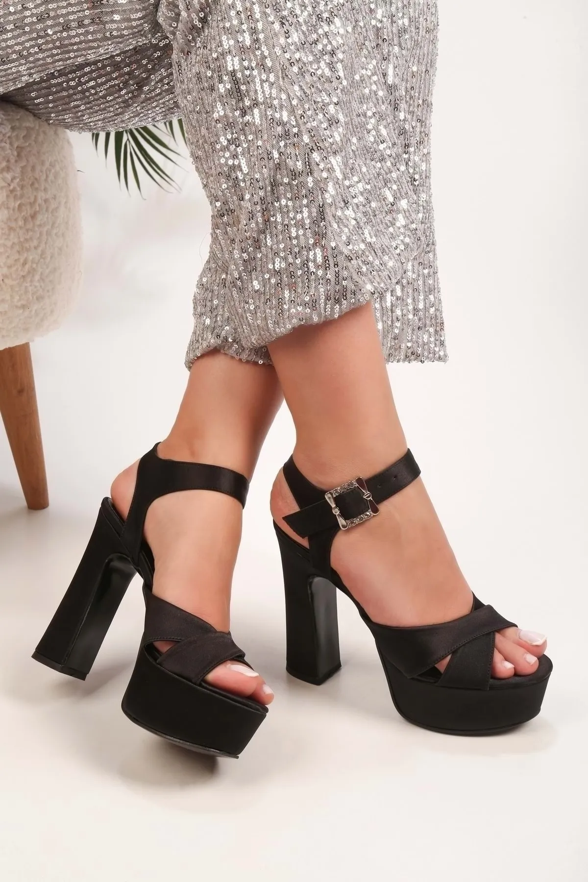 Shoeberry  Schwarze Pier-Schuhe mit Plateausohle aus Satin für Damen