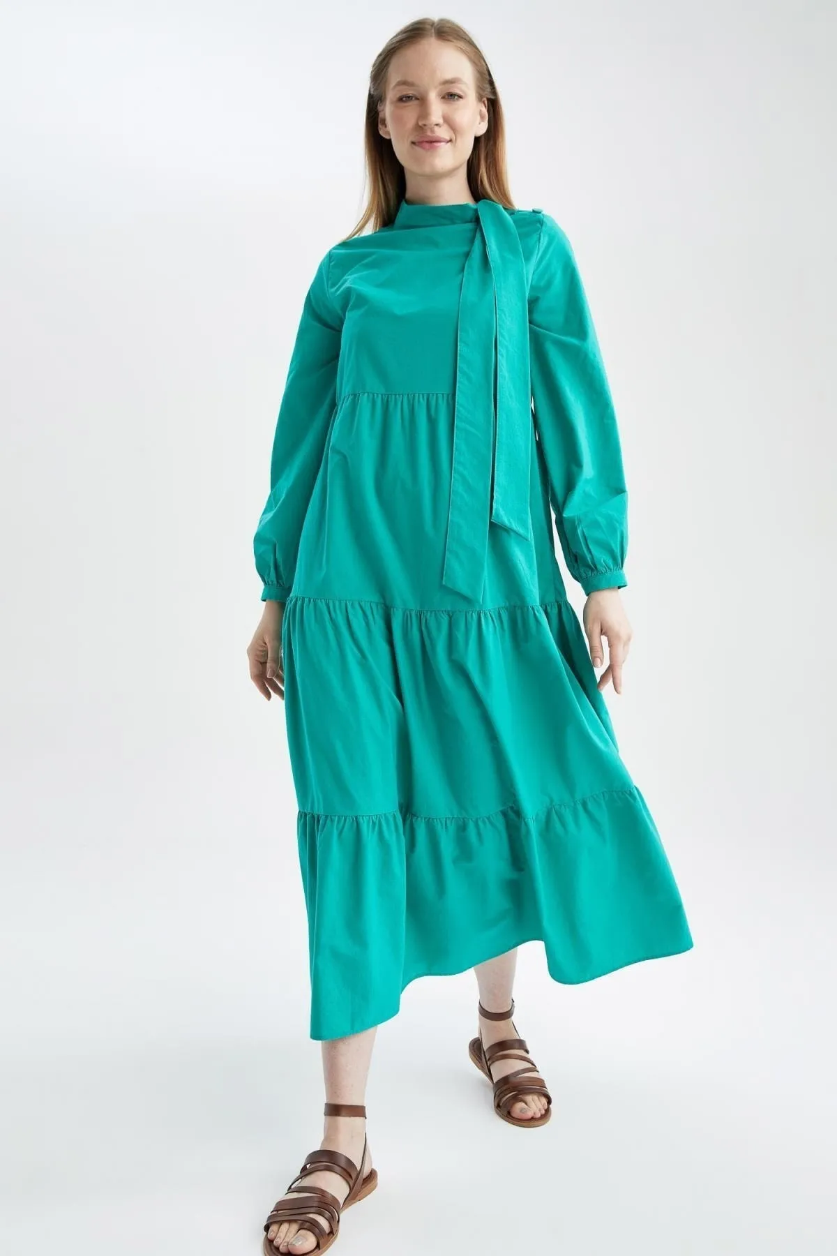 DeFacto  Langes Kleid aus Popeline mit entspannter Passform, Schalkragen und Volants