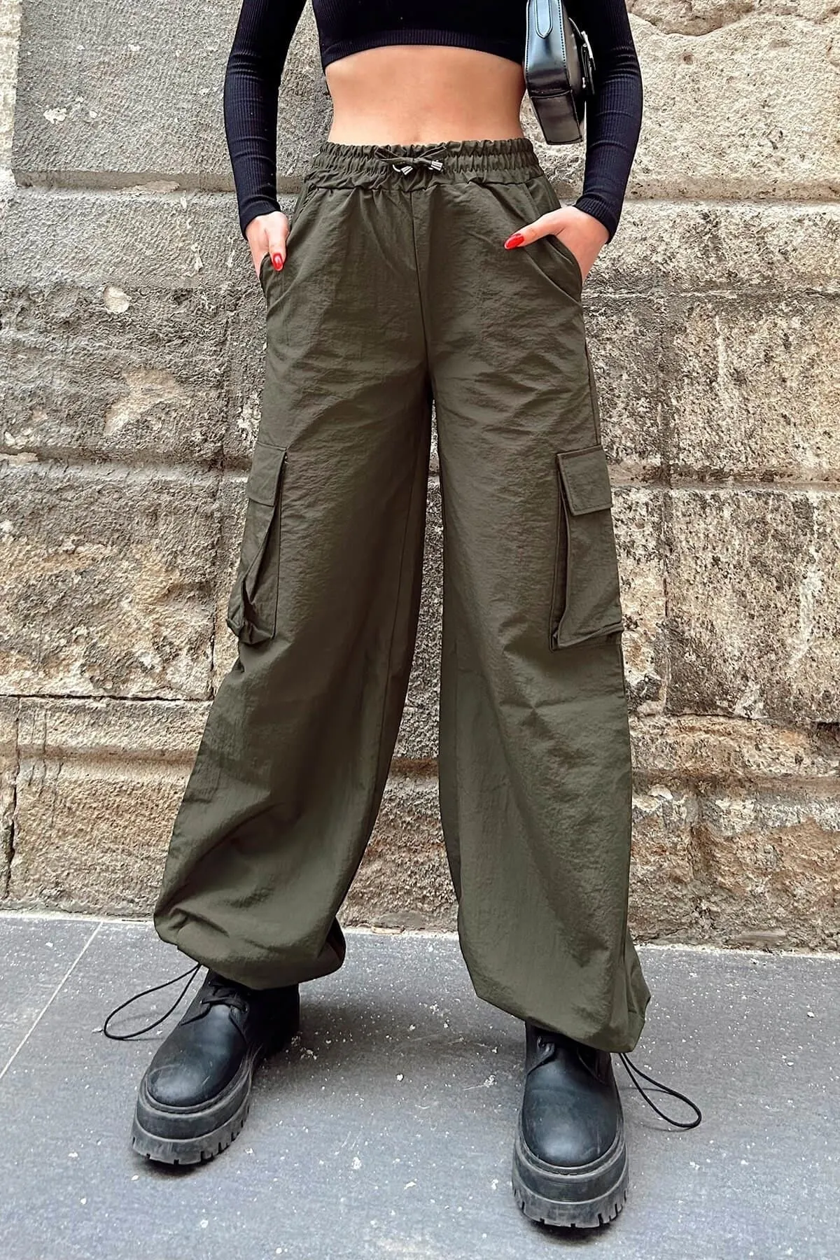 Swist  Khakifarbene Fallschirmhose für Damen mit Ballon-Cargo-Tasche und detaillierten Details