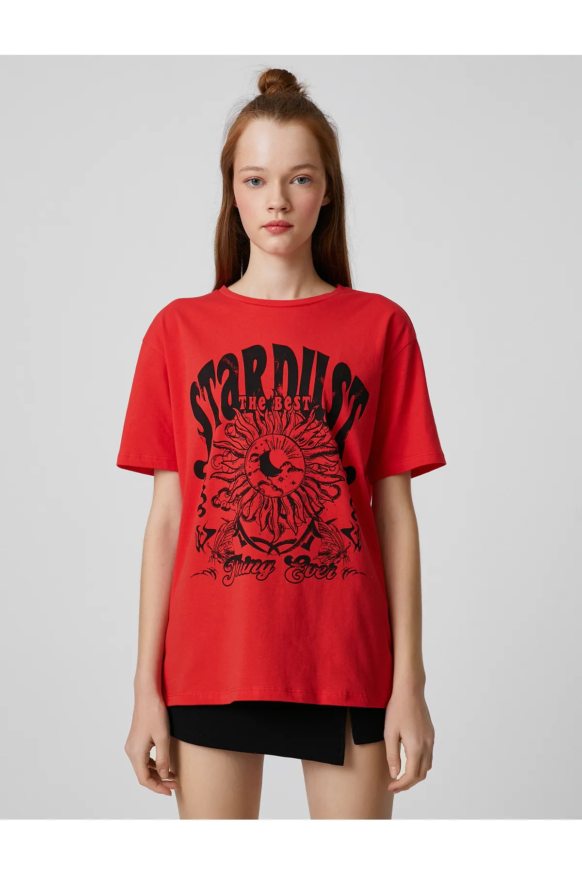 Koton  Bedrucktes T-Shirt mit Rundhalsausschnitt, kurzen Ärmeln und geradem Schnitt