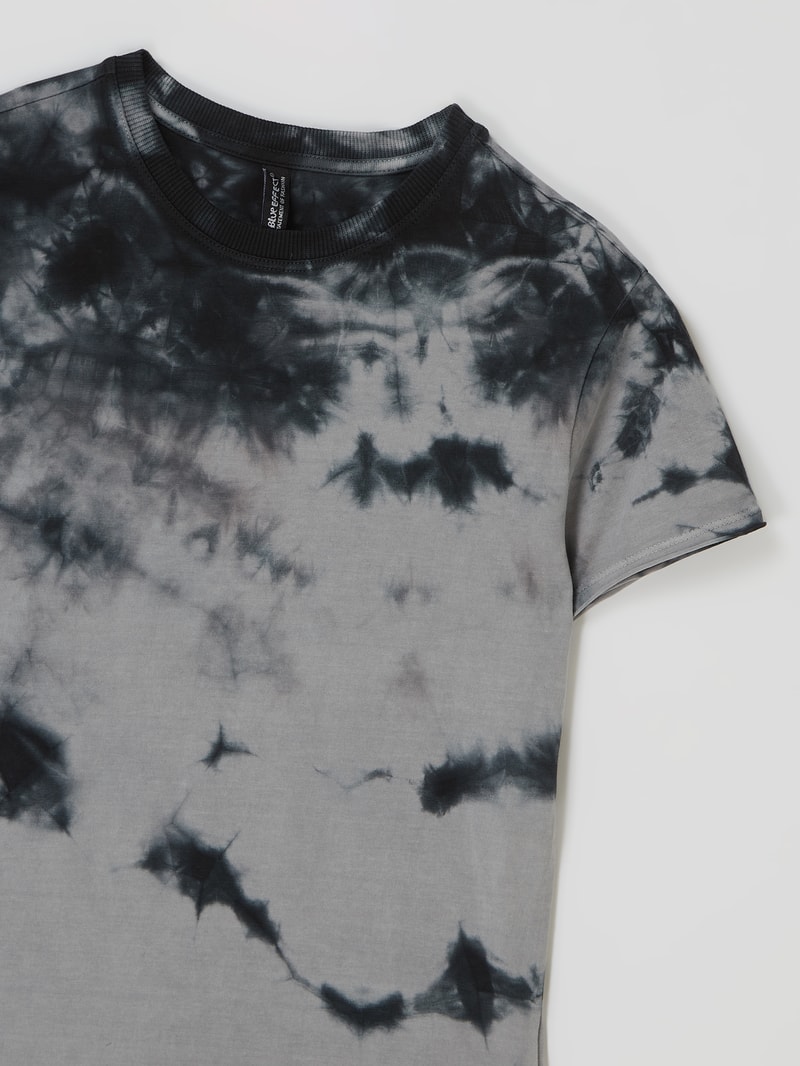 T-Shirt im Batik-Look in schwarz