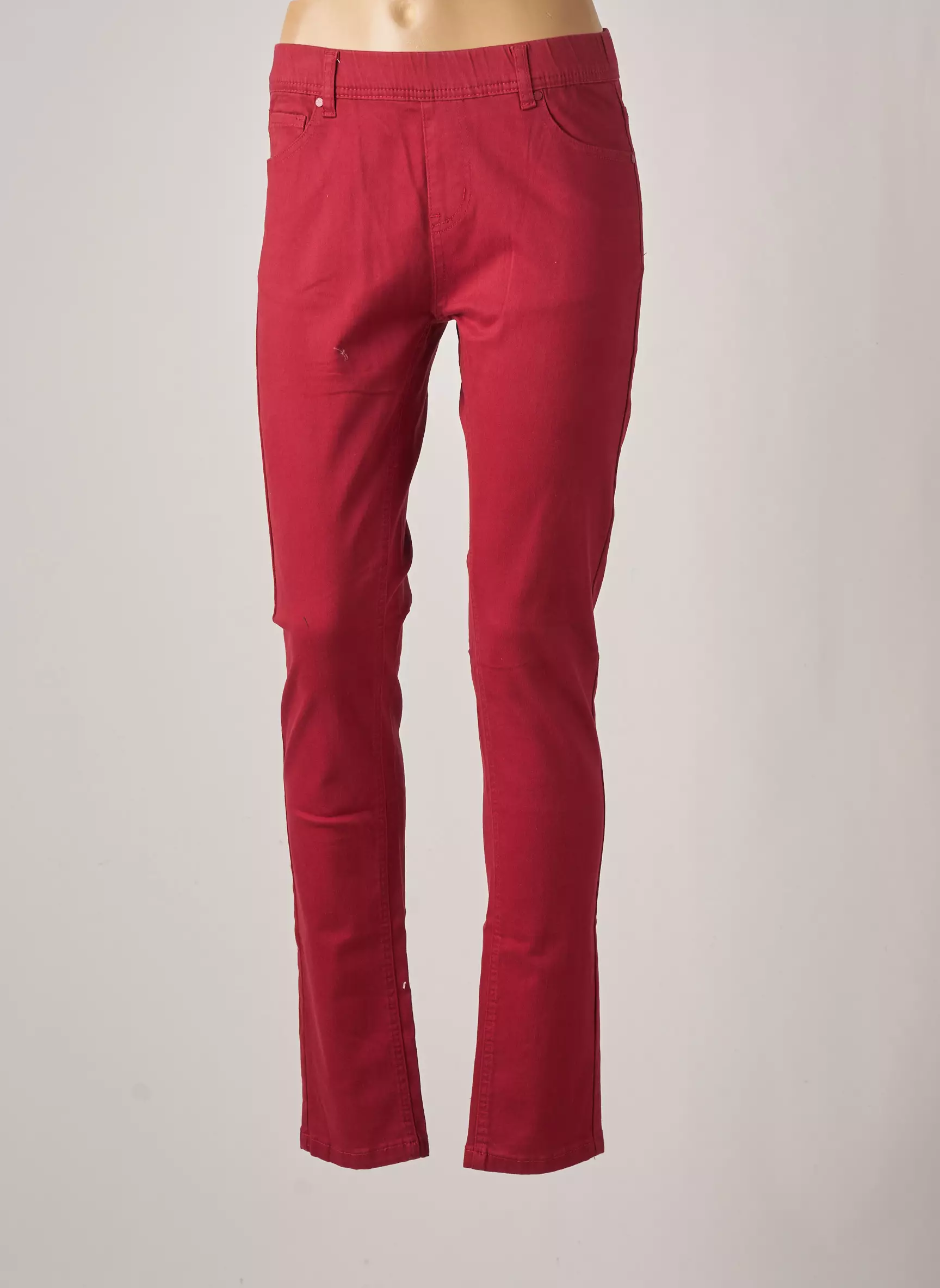 Gevana Jeggins Femme couleur rouge