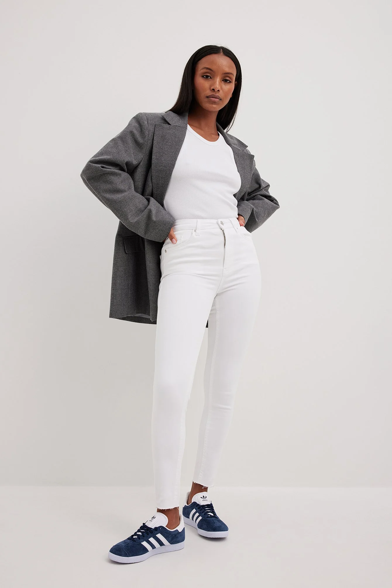 Skinny-Jeans mit hoher Taille und rohem Saum