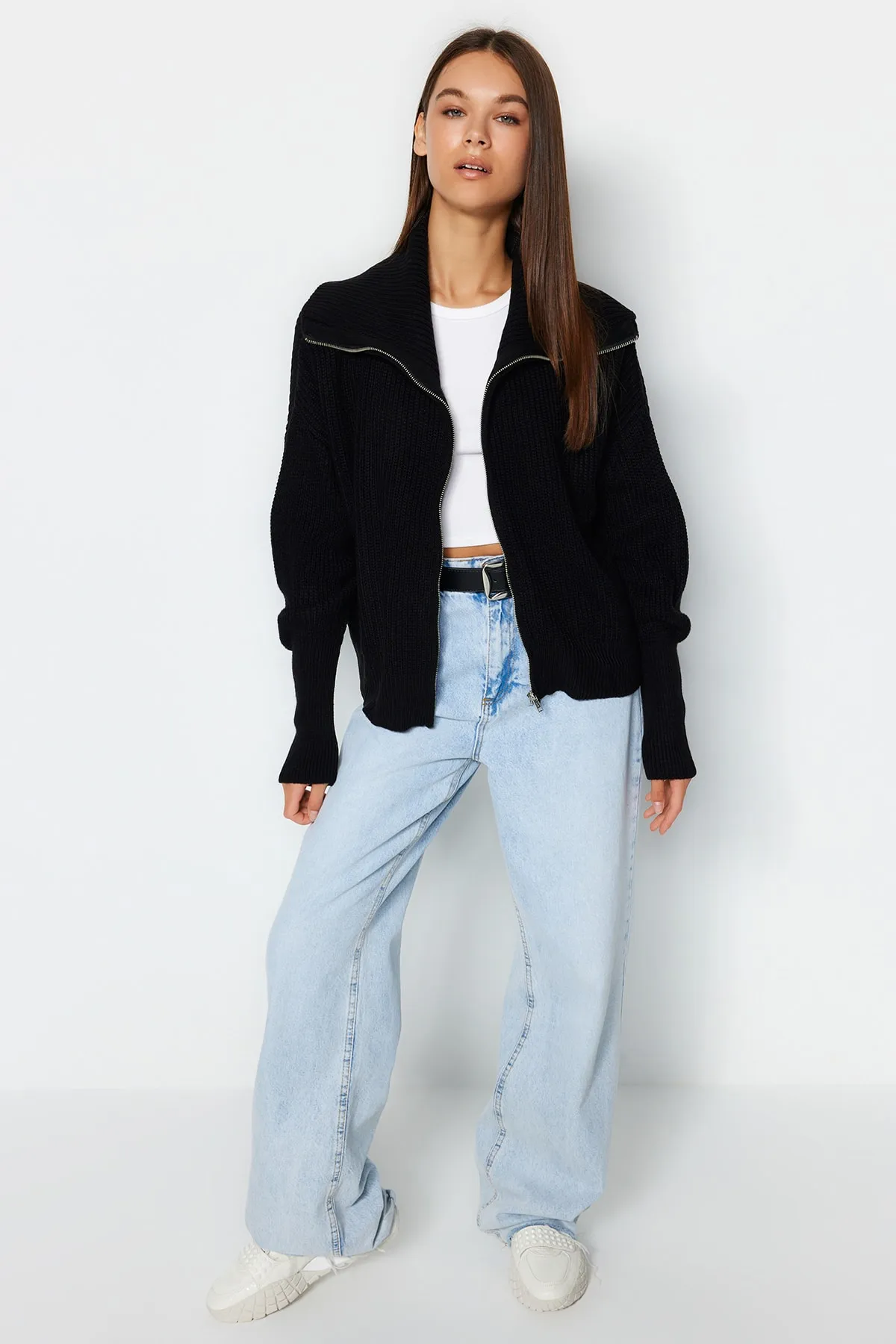 Trendyol Collection  Schwarzer Strick-Cardigan mit Degaje-Kragen und Reißverschluss TWOAW24HI00072