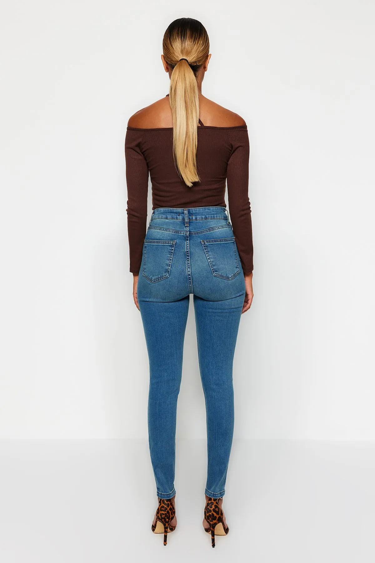 Trendyol Collection  Blaue Skinny Jeans mit hoher Taille TWOAW21JE0517