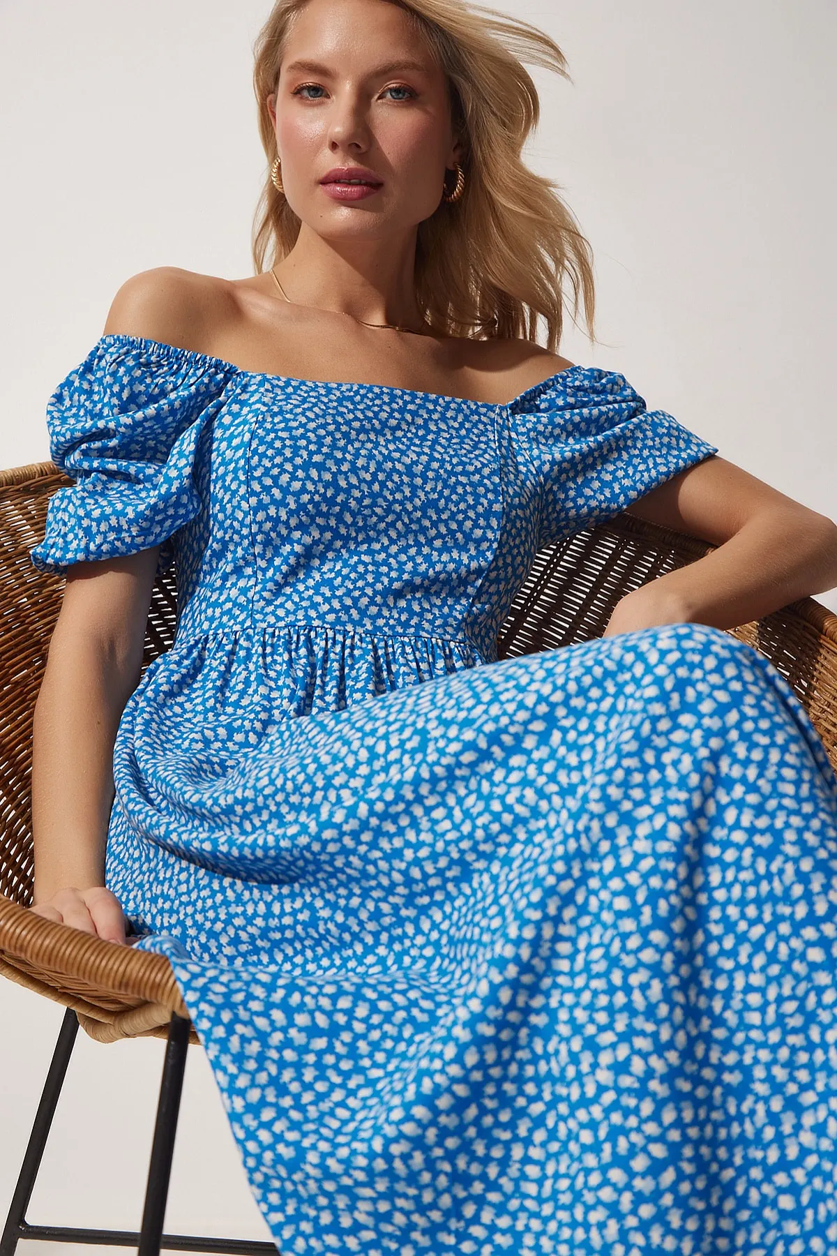 Happiness İstanbul  Blaues Damen-Sommerkleid mit Carmenkragen und Blumenmuster DK00151