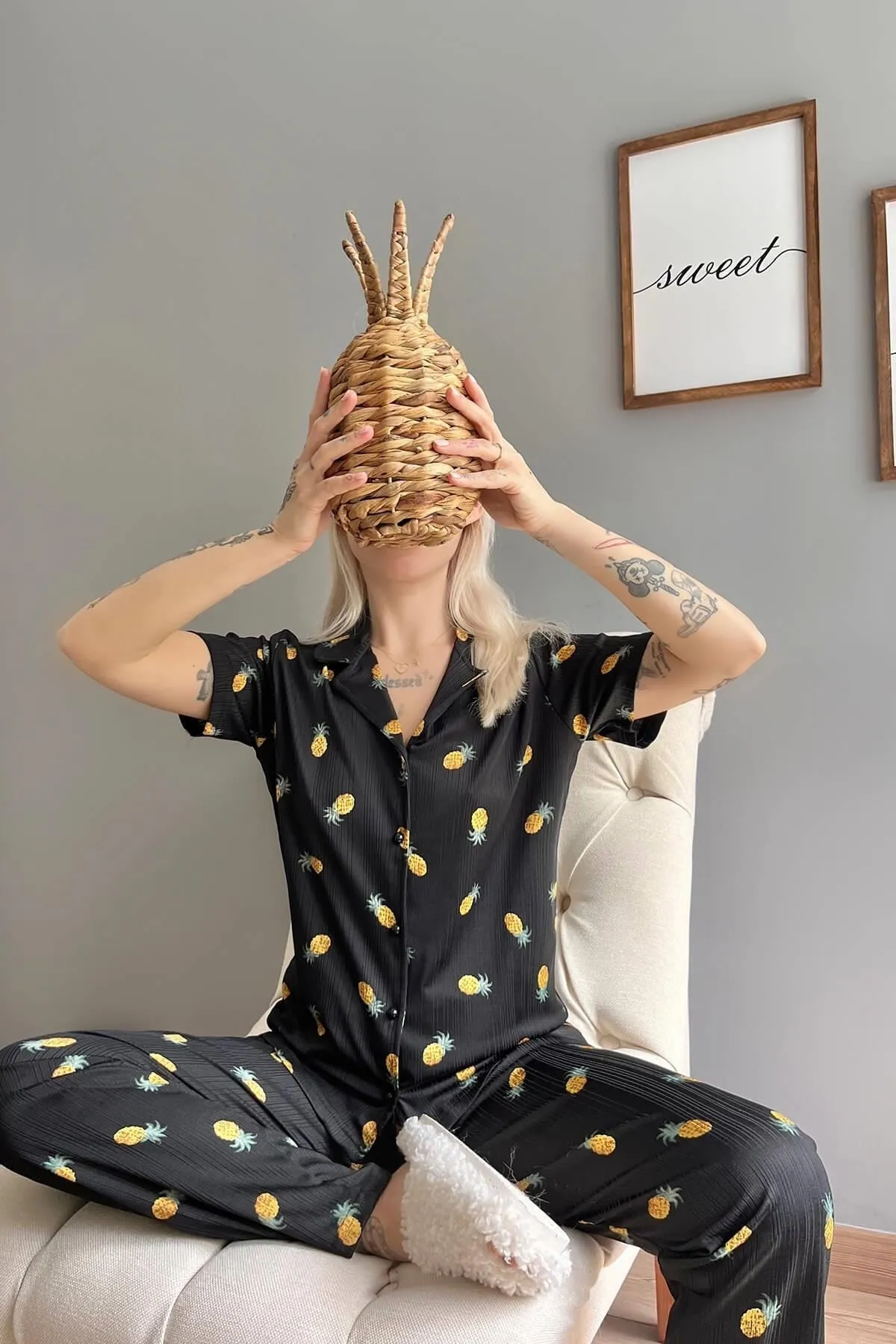 Pijamaevi  Kurzarm-Damenpyjama mit Ananasmuster und gestrickter Vorderseite mit Knöpfen