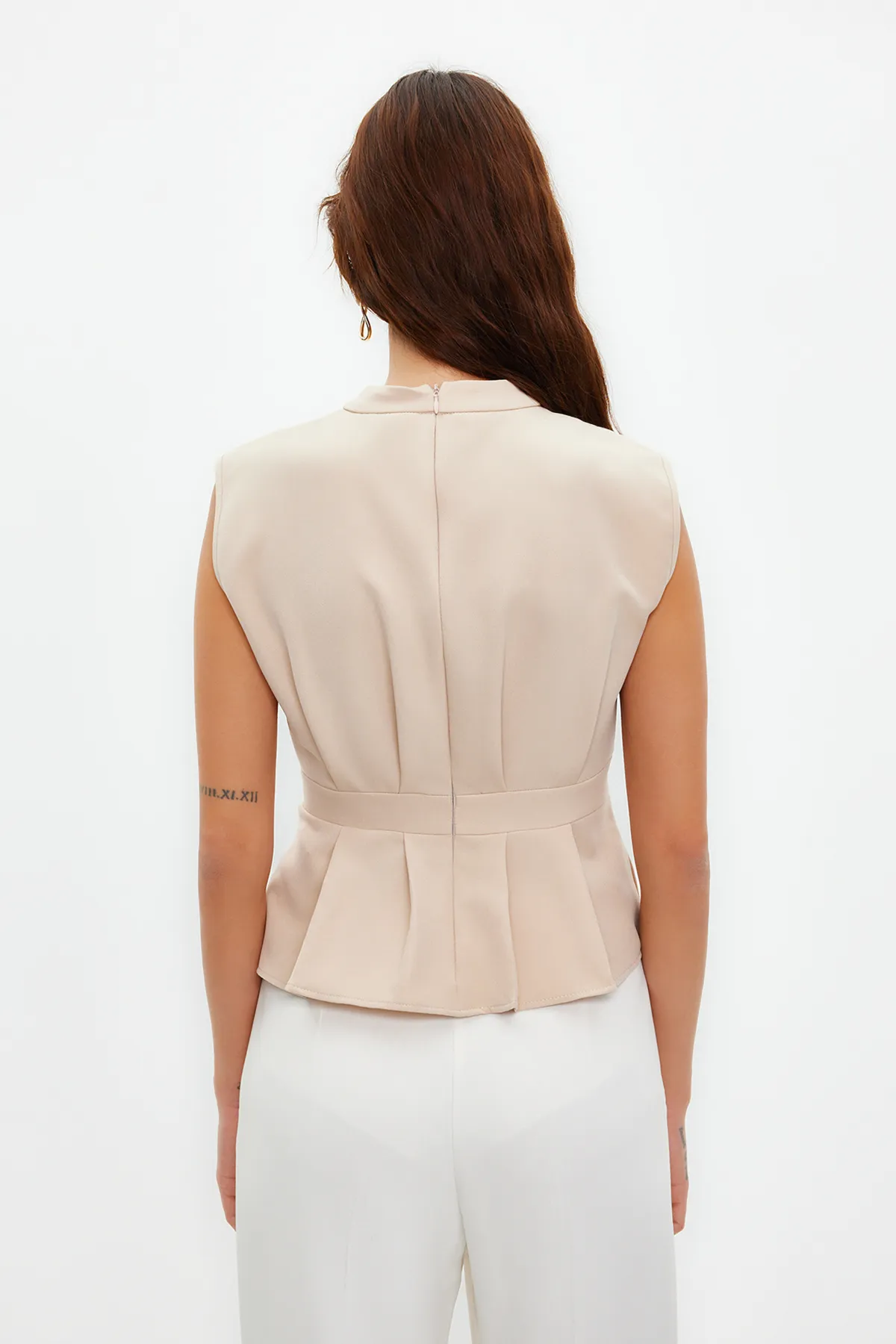 Trendyol Collection  Beigefarbene, ärmellose Webbluse mit Rundhalsausschnitt TWOAW23BZ00559