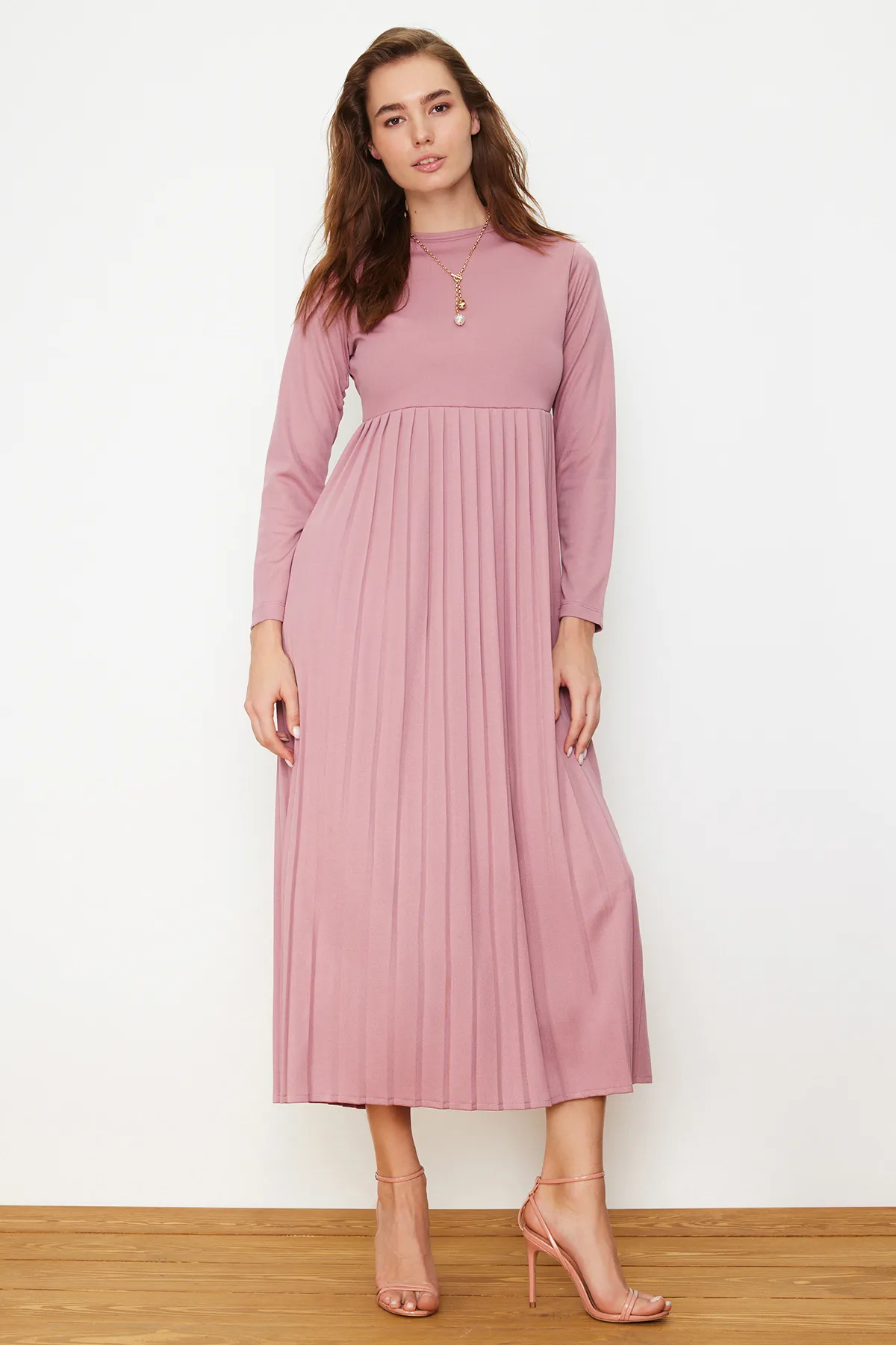 Trendyol Modest  Plissiertes Scuba-Strickkleid mit staubigem Rosenrock TCTAW24EL00000