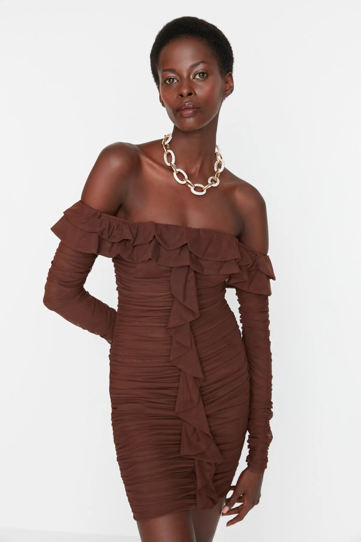 Trendyol Collection  Braunes, detailliertes Abendkleid mit Rüschen TPRAW23EL00066