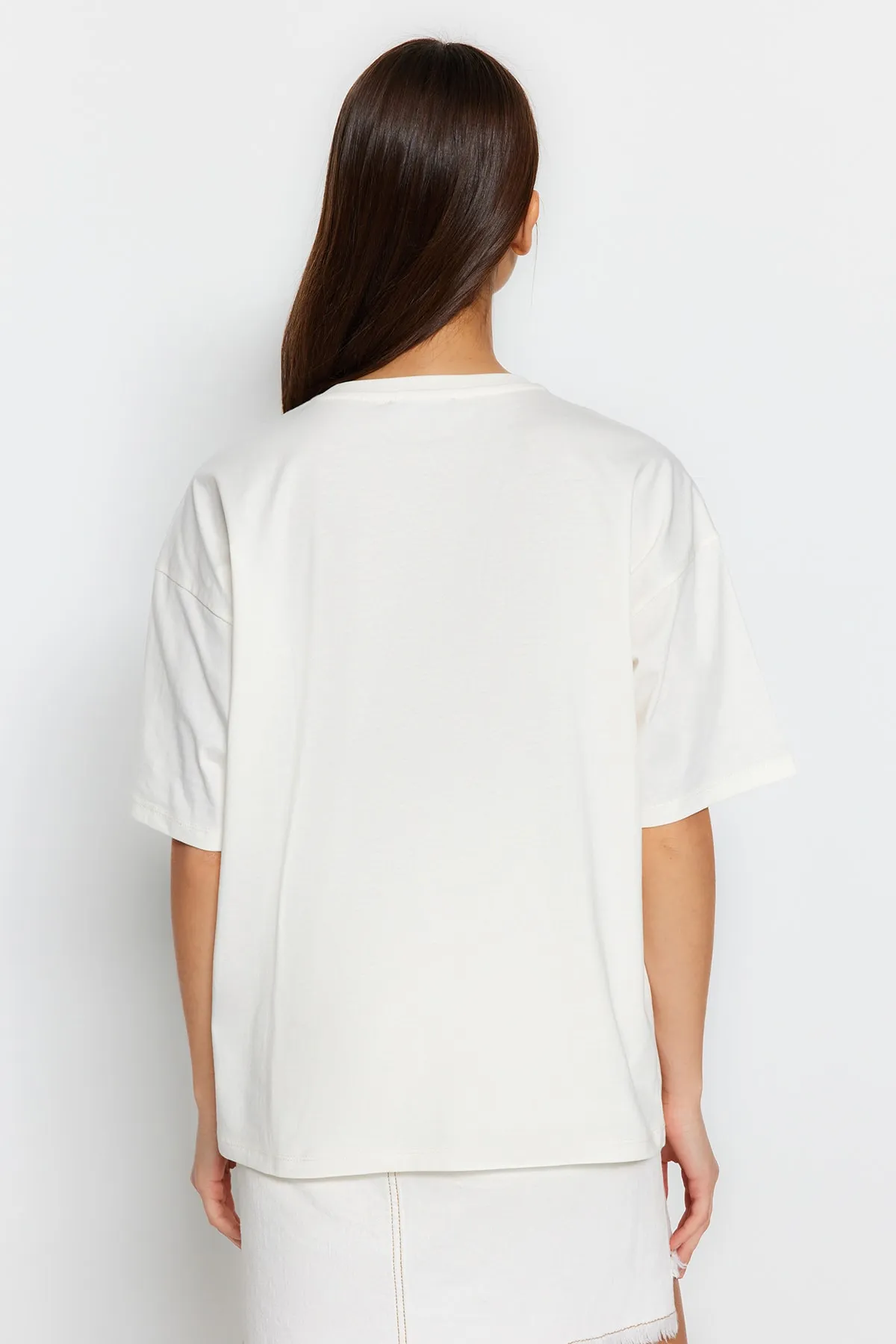 Trendyol Collection  Ecru, 100 % Baumwolle, bedrucktes, entspanntes/weites, entspannt geschnittenes Strick-T-Shirt mit Rundhalsausschnitt TWOSS23TS00267