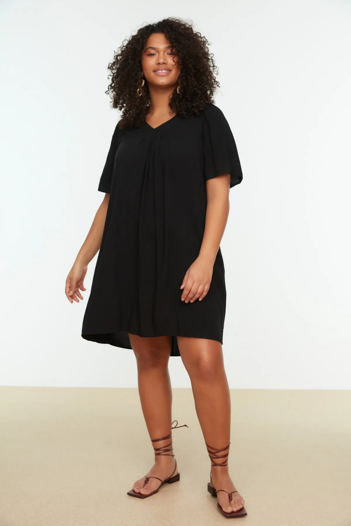 Trendyol Curve  Schwarzes, übergroßes, gewebtes Kleid mit V-Ausschnitt TBBSS22EL0537