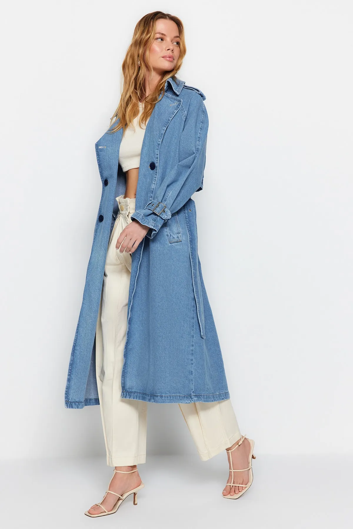 Trendyol Collection  Blauer Denim-Trenchcoat mit Gürtel TWOSS23TR00028