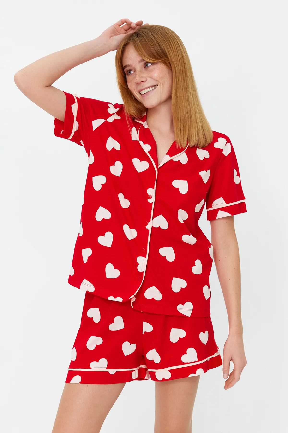 Trendyol Collection  Rotes, gestricktes Pyjama-Set aus 100 % Baumwolle mit herzgemusterten Paspeln und Hemd-Shorts THMSS21PT1200
