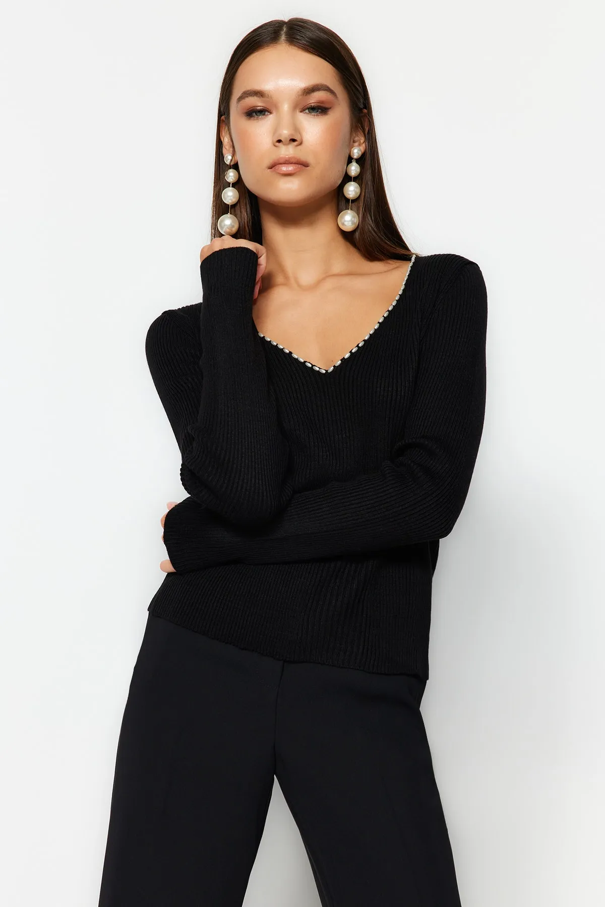 Trendyol Collection  Schwarzer Strickpullover mit Perlendetails und V-Ausschnitt TWOAW24KZ00664