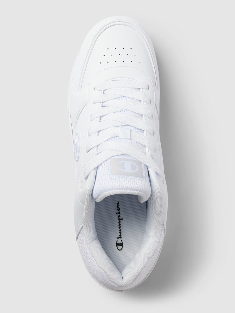 Sneaker mit Label-Detail in weiß