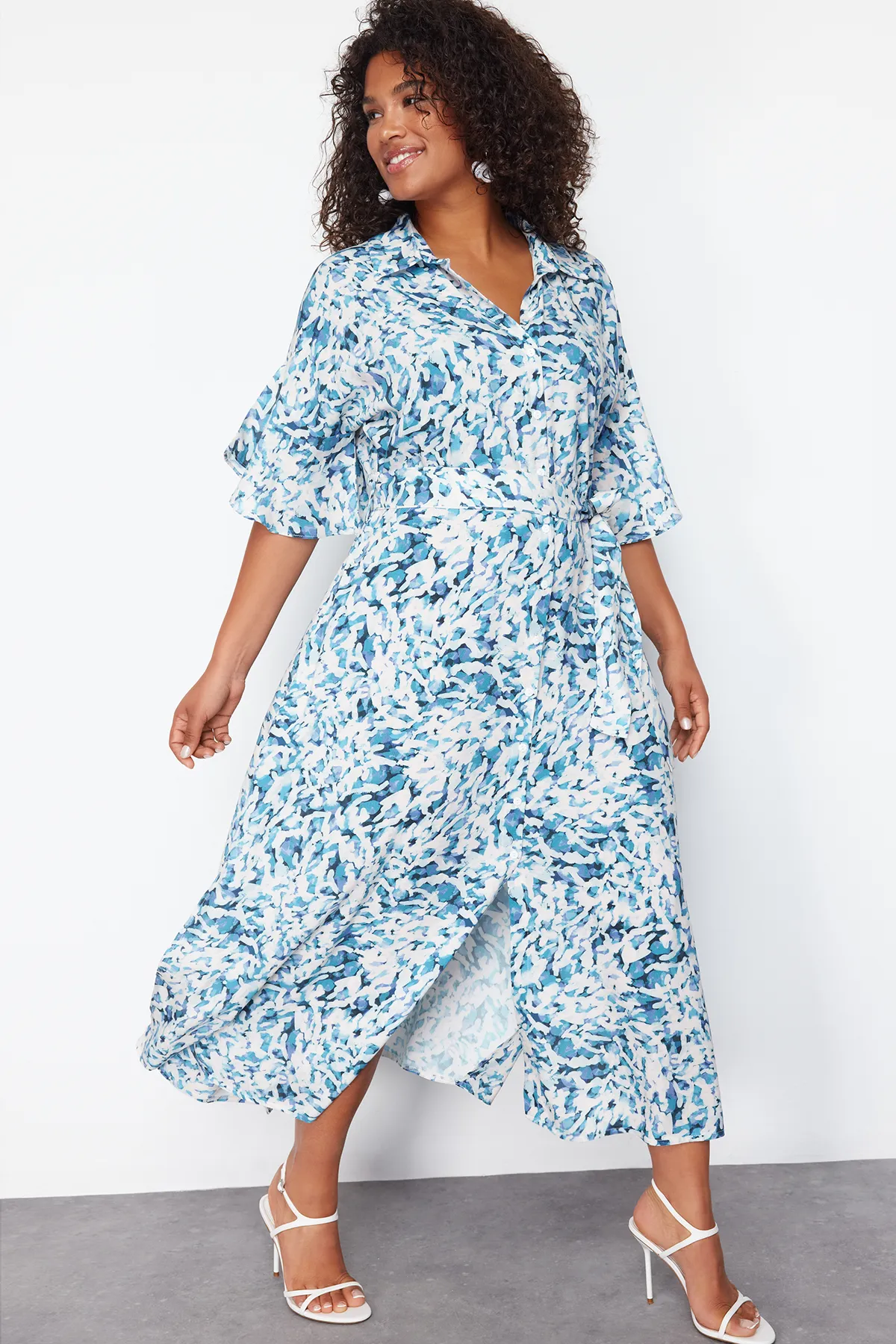 Trendyol Curve  Weiß-blaues Shally Woven Kleid in Übergröße