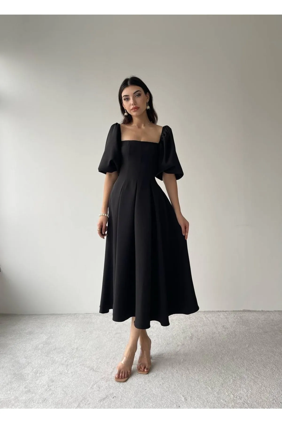 SONREİR  Kurzes, plissiertes langes Kleid mit Ballonärmeln und quadratischem Ausschnitt