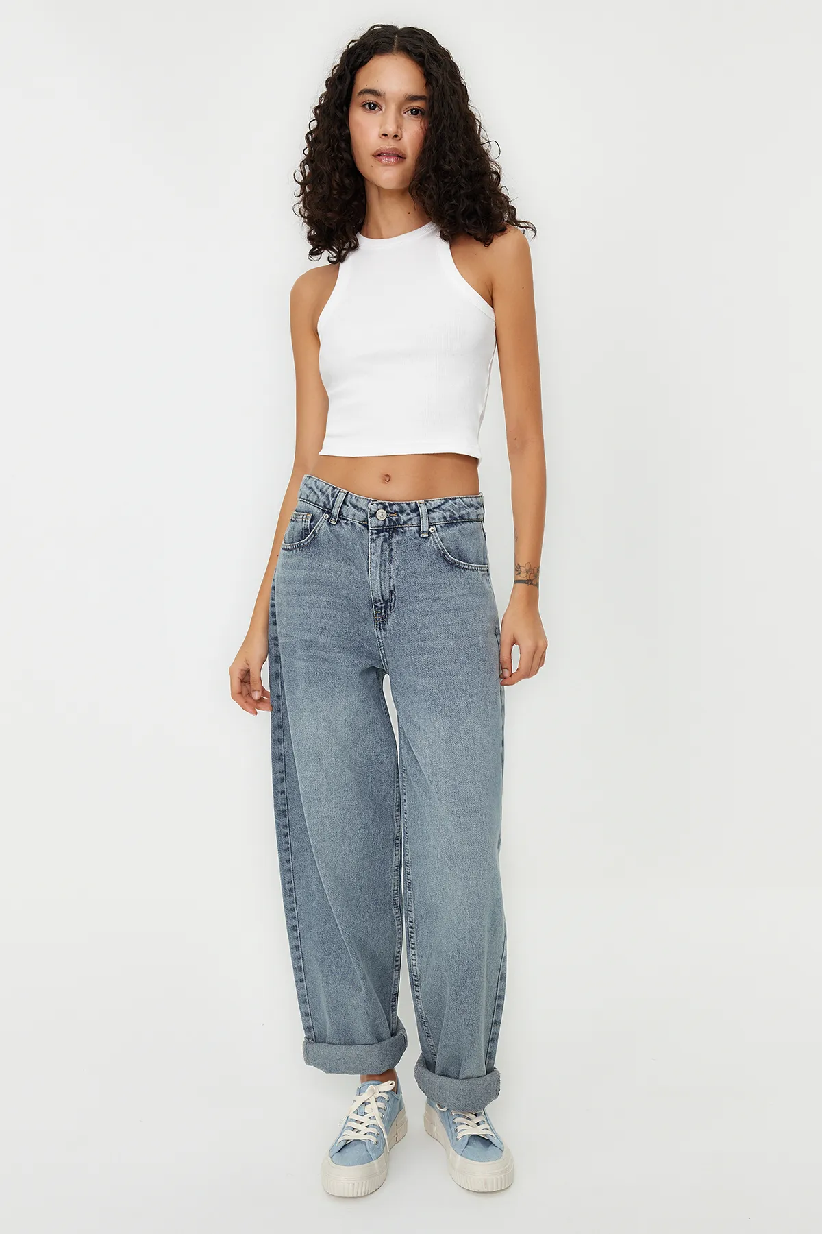 Trendyol Collection  Ecrufarbenes, figurbetontes, kurzärmliges Tanktop aus flexiblem Baumwollstrick mit Neckholderkragen TWOSS24AL00000