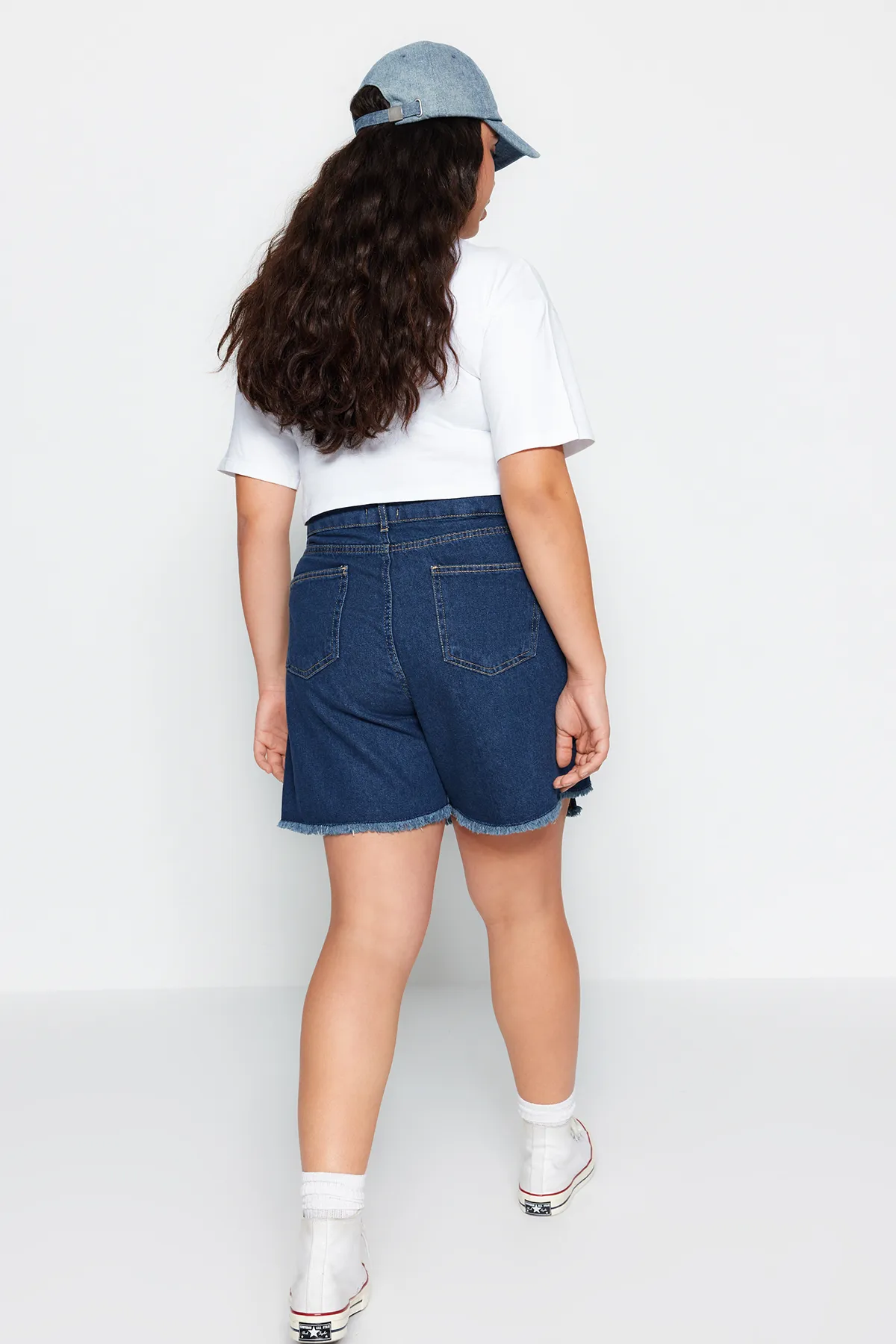 Trendyol Curve  Dunkelblauer Shorts-Rock mit hohem Taillensaum und Quasten TBBSS23AP00008