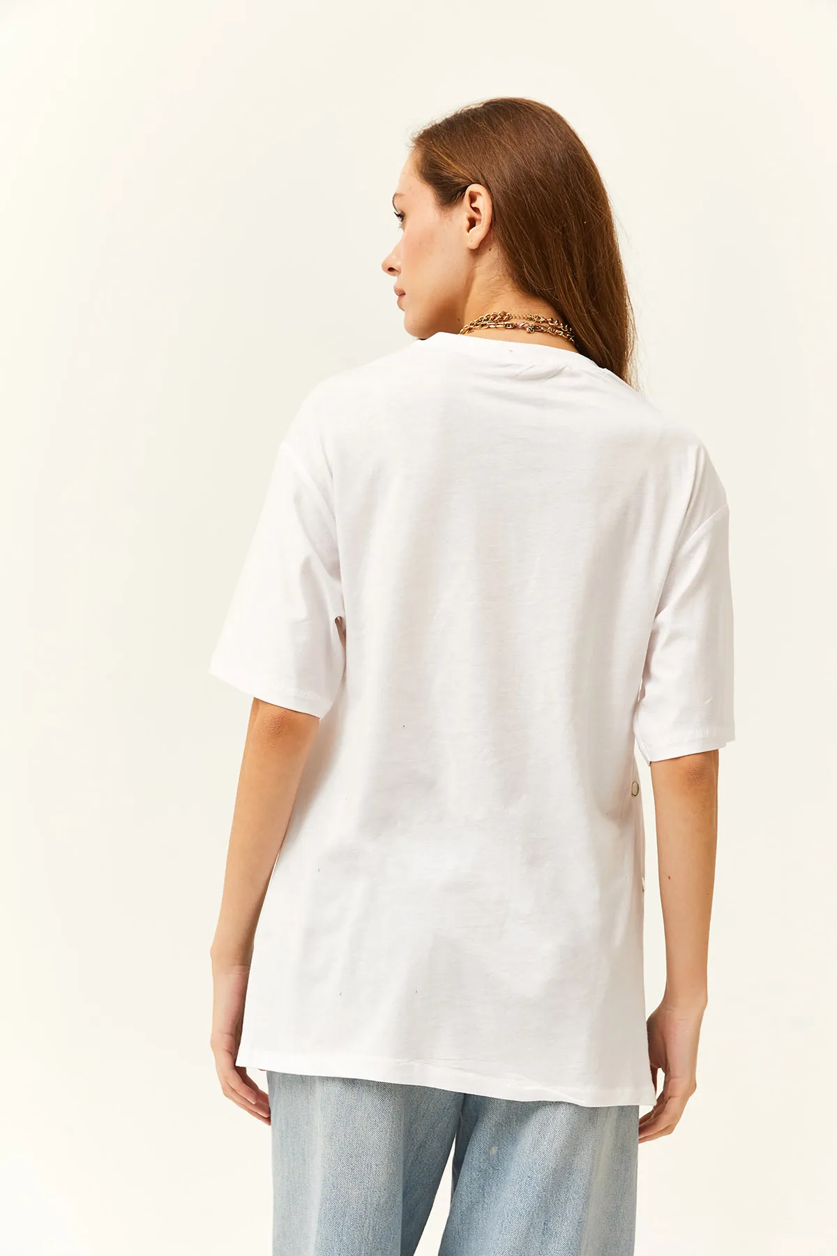 Olalook  Weißes Damen-T-Shirt aus Baumwolle mit goldenen Knöpfen an den Seiten TSH-19000762