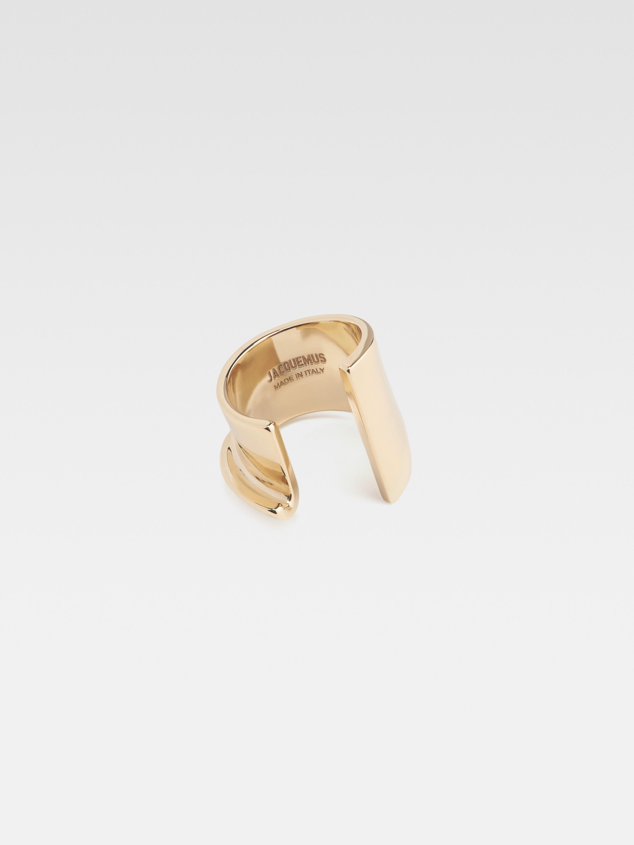La bague J