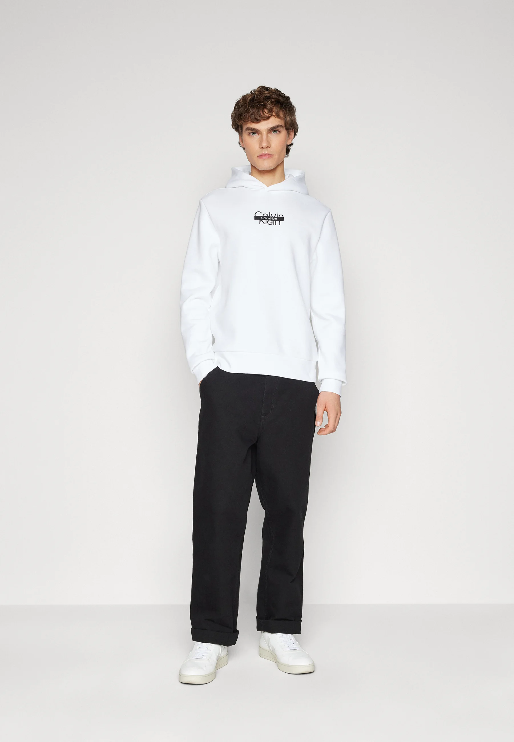 Sudadera con capucha y logo recortado de Calvin Klein
