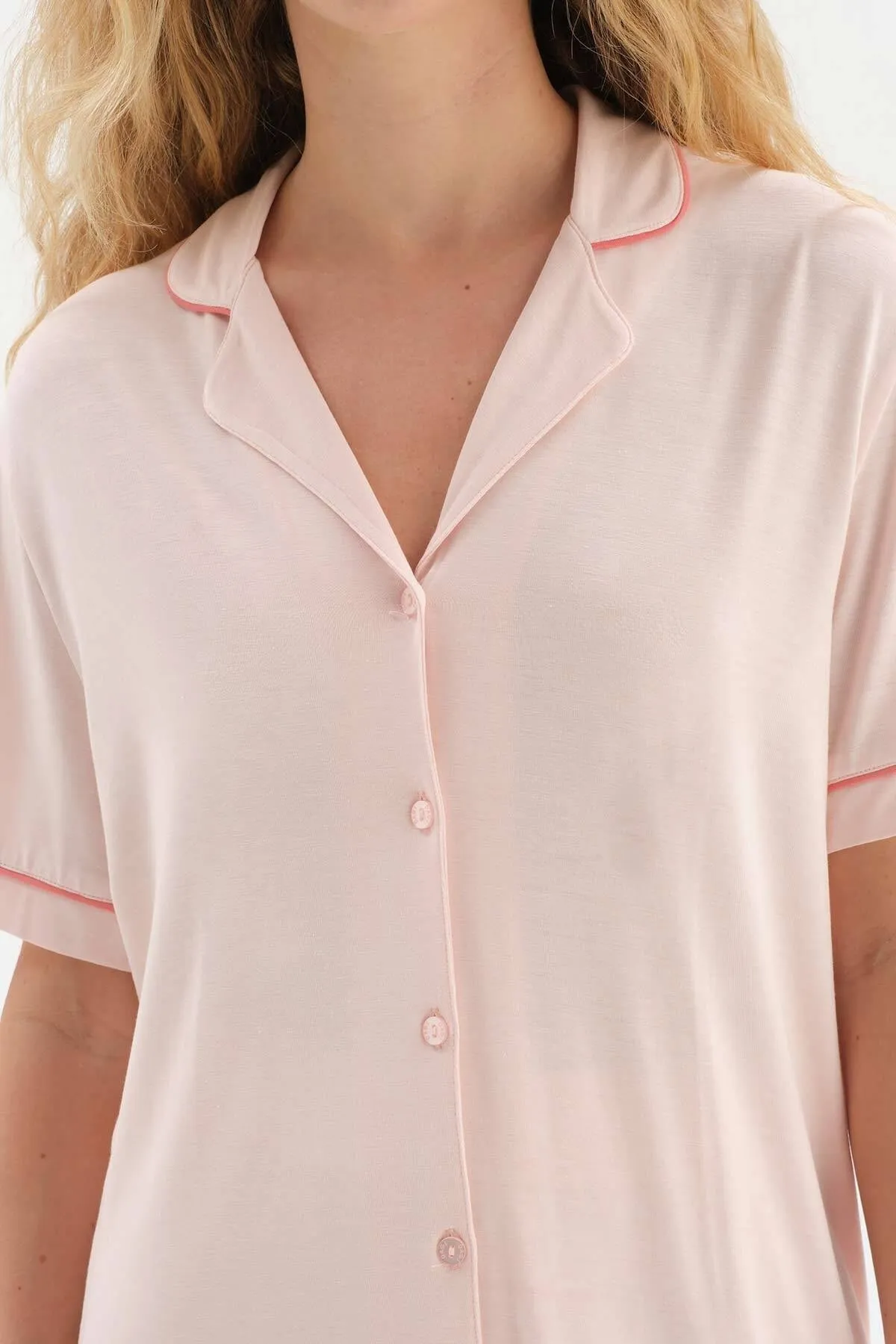 Dagi  Hellrosa Pyjama-Set mit gerippten Shorts und Hemdkragen