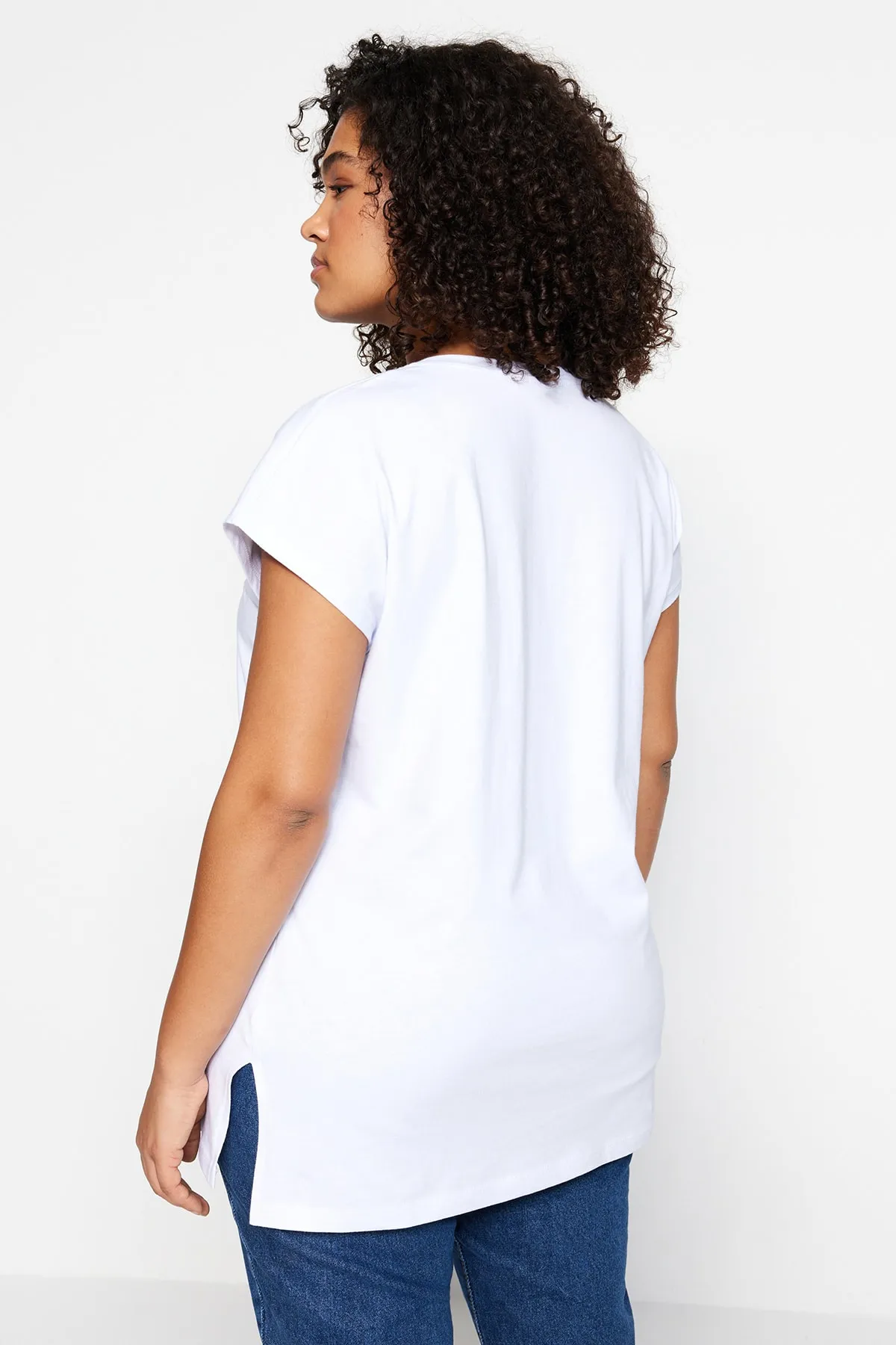 Trendyol Curve  Weißes Boyfriend-Strick-T-Shirt mit V-Ausschnitt und Schlitz TBBSS22BF0036